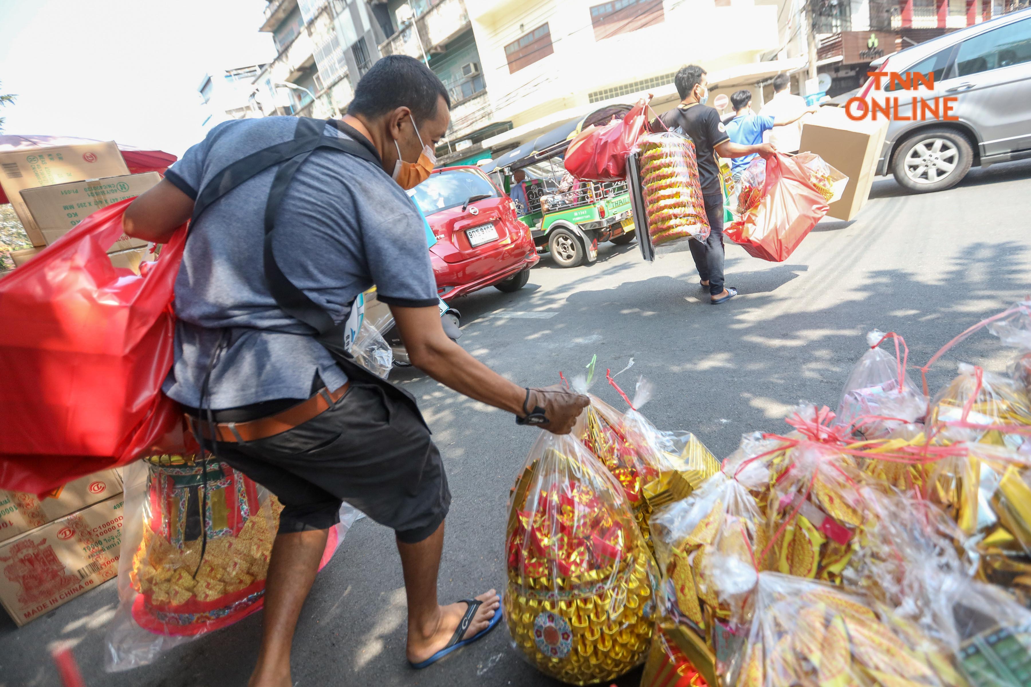 ประมวลภาพ เยาวราชคึกคัก คนจับจ่ายซื้อของรับเทศกาลตรุษจีน