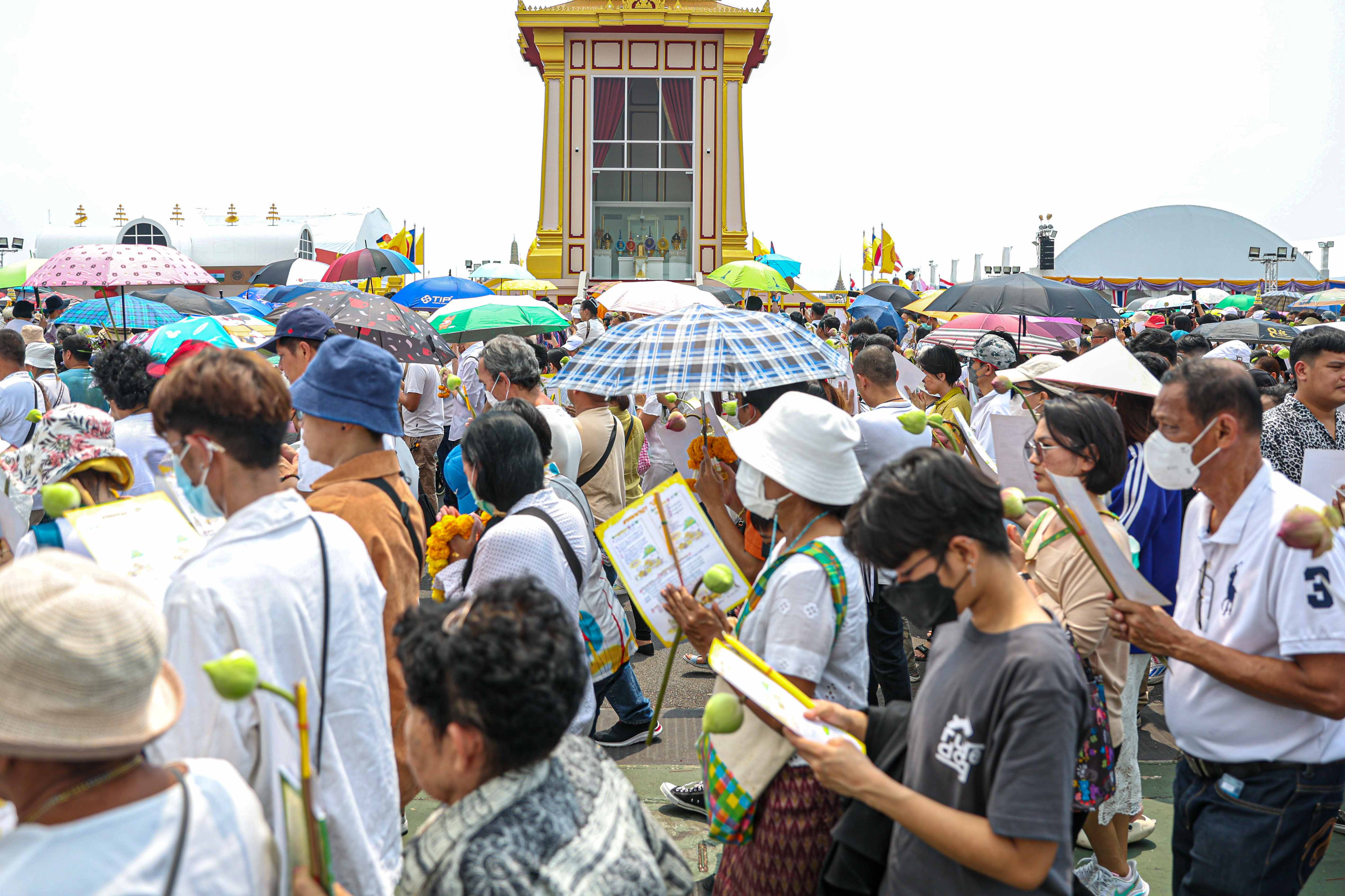 วันสุดท้ายเนืองแน่น ชาวพุทธเข้ากราบพระบรมสารีริกธาตุและพระอรหันตธาตุ