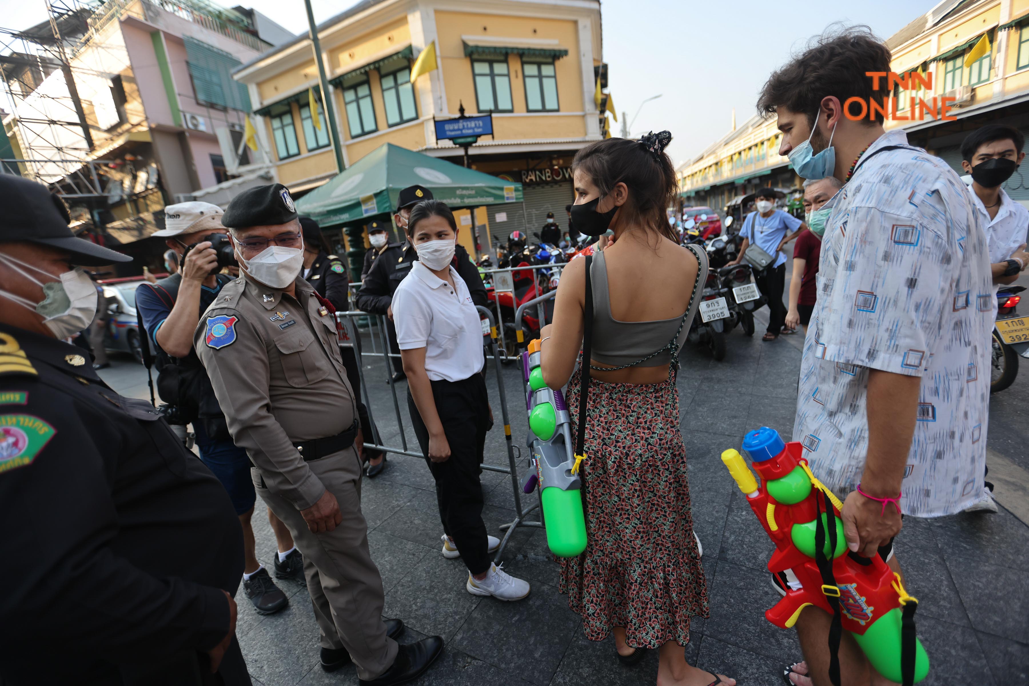 ประมวลภาพ ข้าวสารเงียบเหงา กทม.คุมเข้มห้ามเล่นน้ำหวั่นโควิดระบาด 