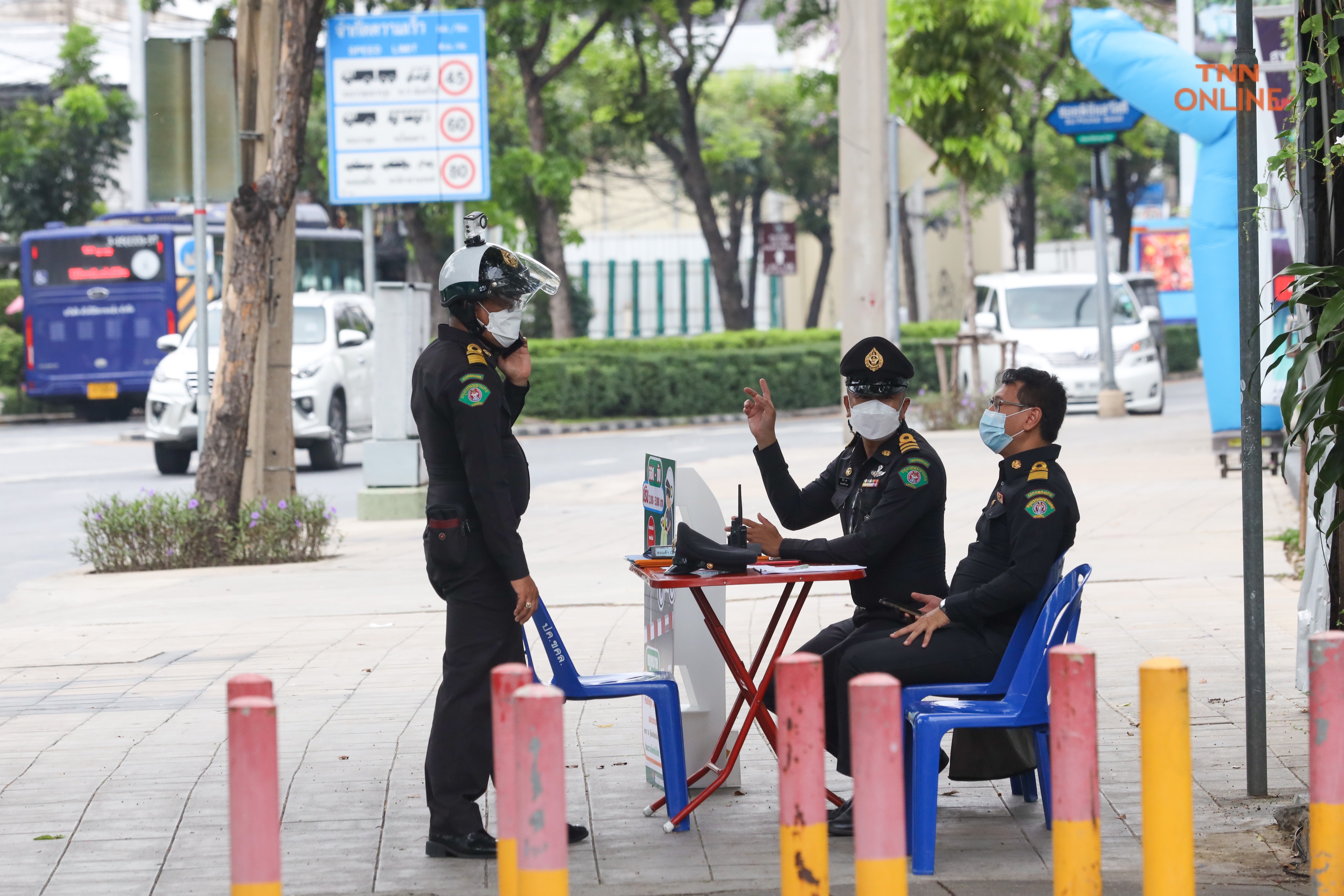 ประมวลภาพ  “จับจริง ปรับจริง” กวดขันขับรถบนทางเท้าป้องกันอุบัติเหตุ 