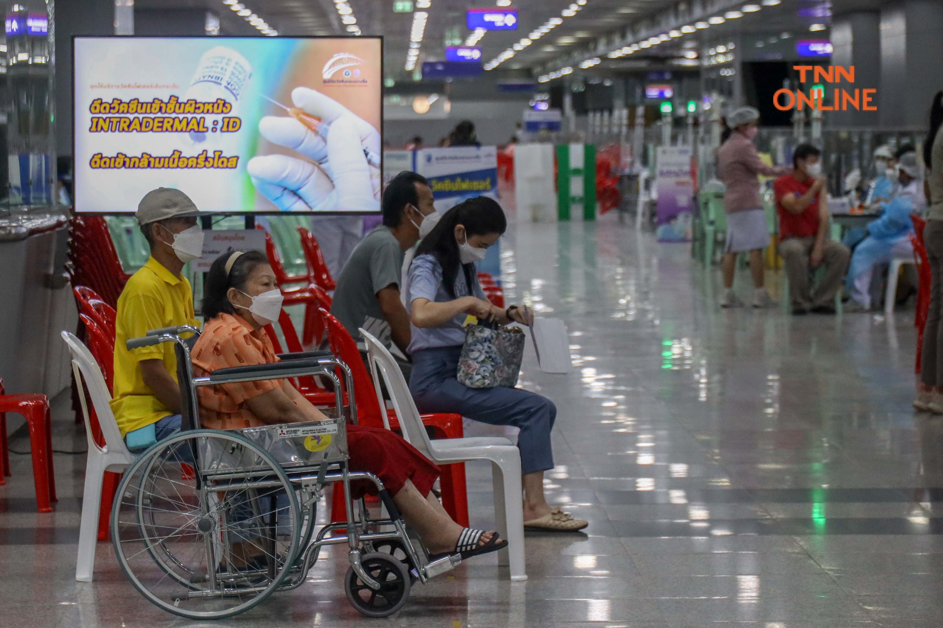 ประมวลภาพ ศูนย์ฉีดวัคซีนกลางบางซื่อ เปิดฉีดวัคซีนใต้ผิวหนังวันแรกลดอาการข้างเคียง