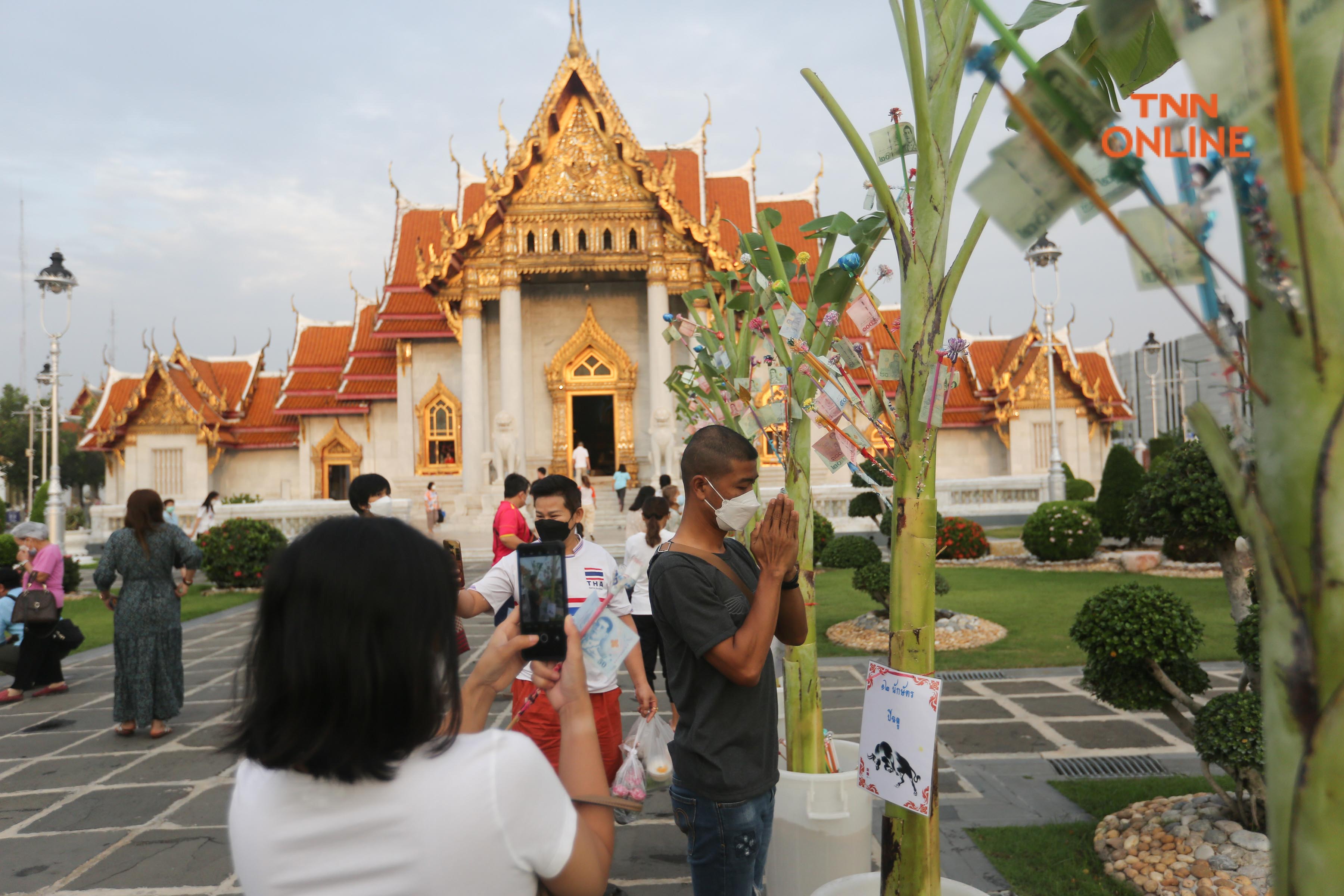 ประมวลภาพ ชาวพุทธพาครอบครัวร่วมตักบาตรวันมาฆบูชา