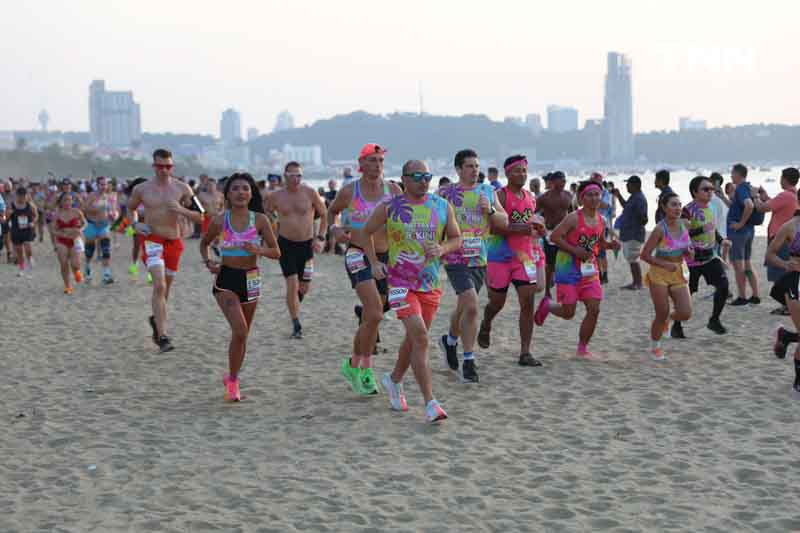 ทะเลลุกเป็นไฟ นักวิ่งกว่า 5,000 คน วิ่งบิกินี่ริมหาดพัทยา