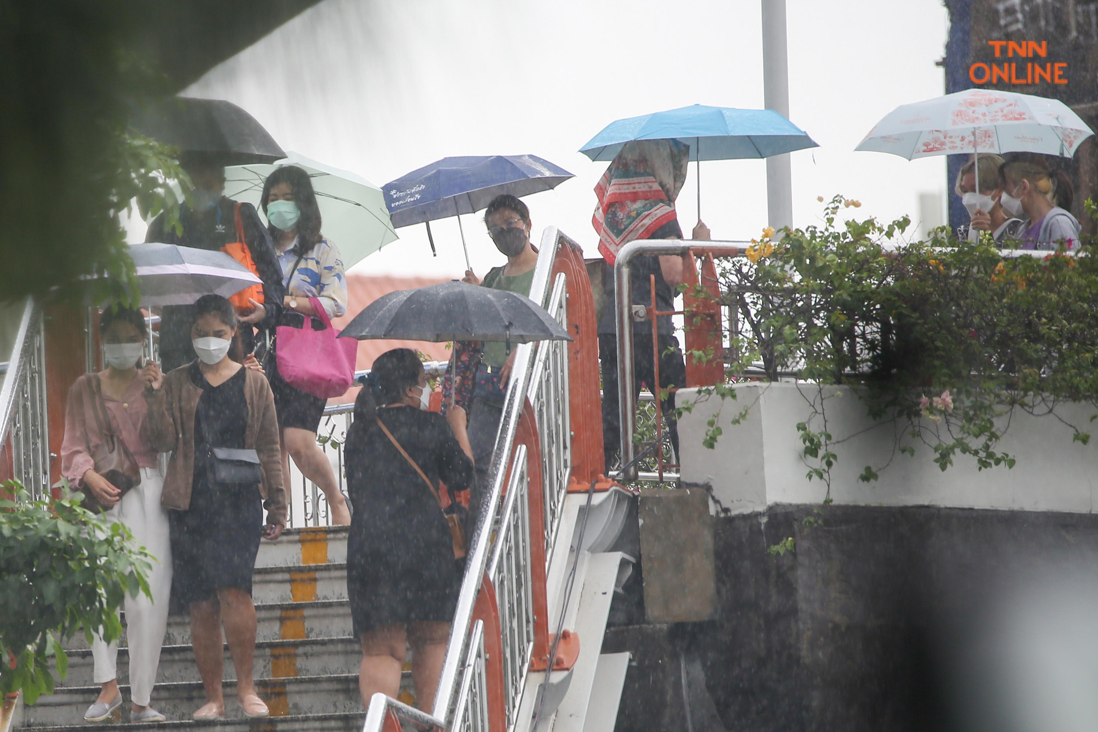 ฝนตกหนักประชาชนสัญจรเช้าวันทำงาน