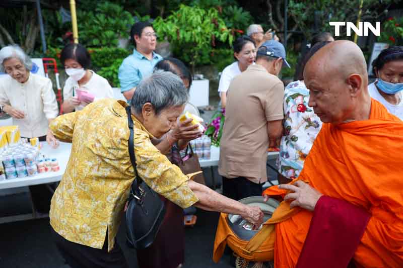 ชาวพุทธแน่นภูเขาทอง ร่วมตักบาตรเทโวเนื่องในวันออกพรรษา