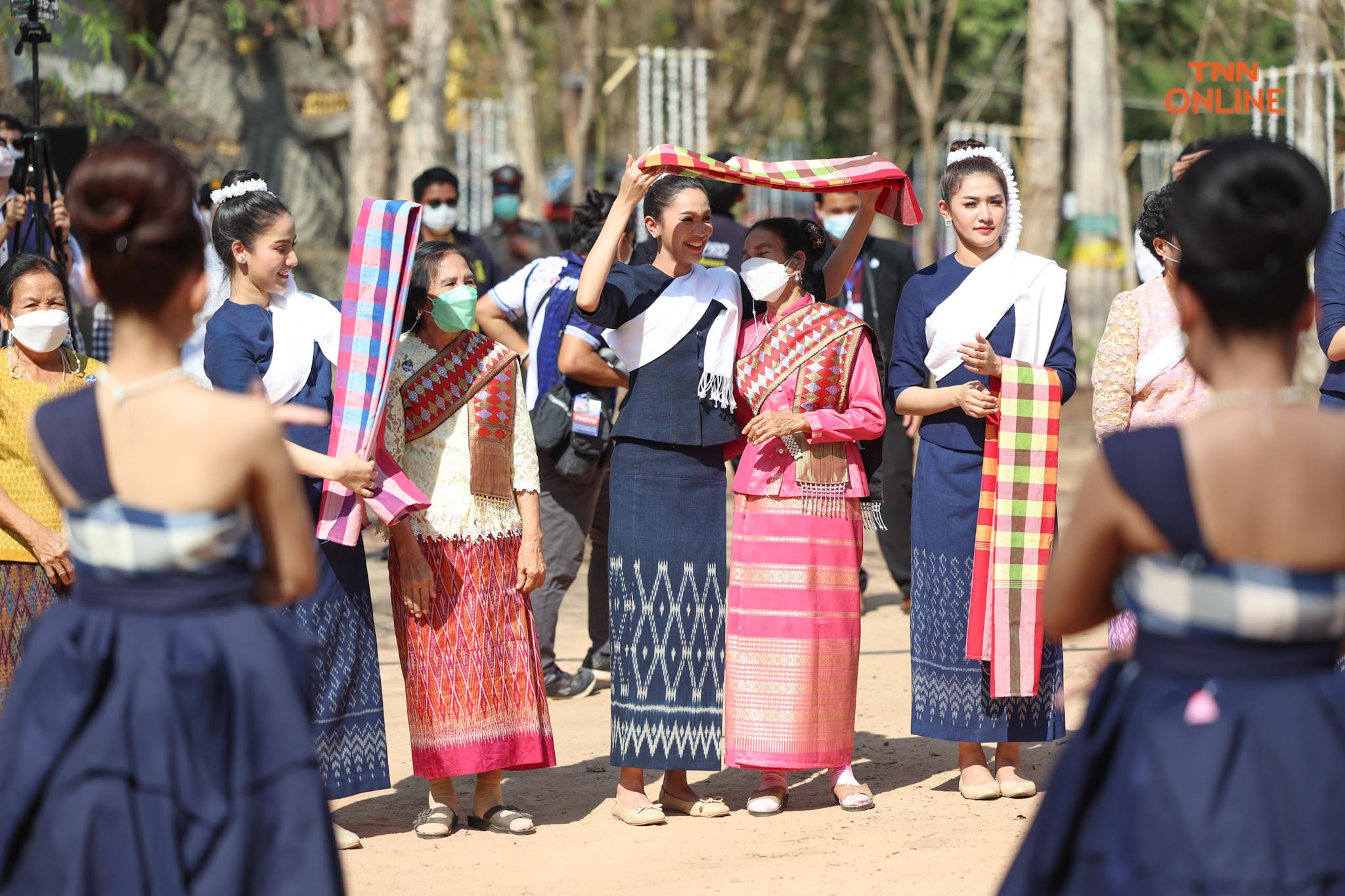 ประมวลภาพ เก็บตัววันที่ 3 นางสาวไทย ขึ้นภูพนมดี สักการะเจดีย์หินพันล้านก้อน ชมสาธิตการทอผ้าของชาวอำนาจเจริญ