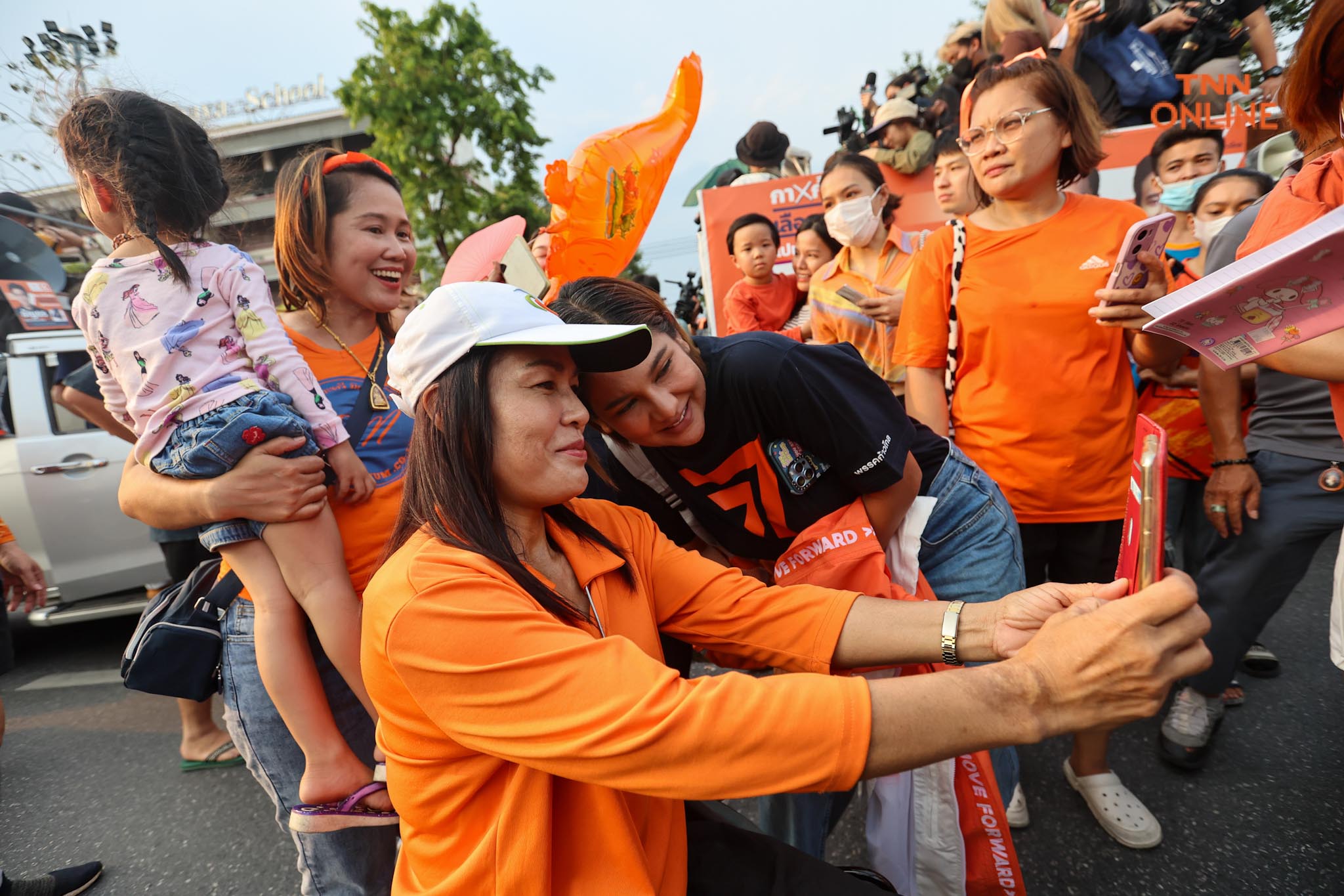 เลือกตั้ง 2566 “พิธา” ขึ้นรถแห่ขอบคุณ ปชช. ที่ลงคะแนนเสียงเลือกพรรคก้าวไกล