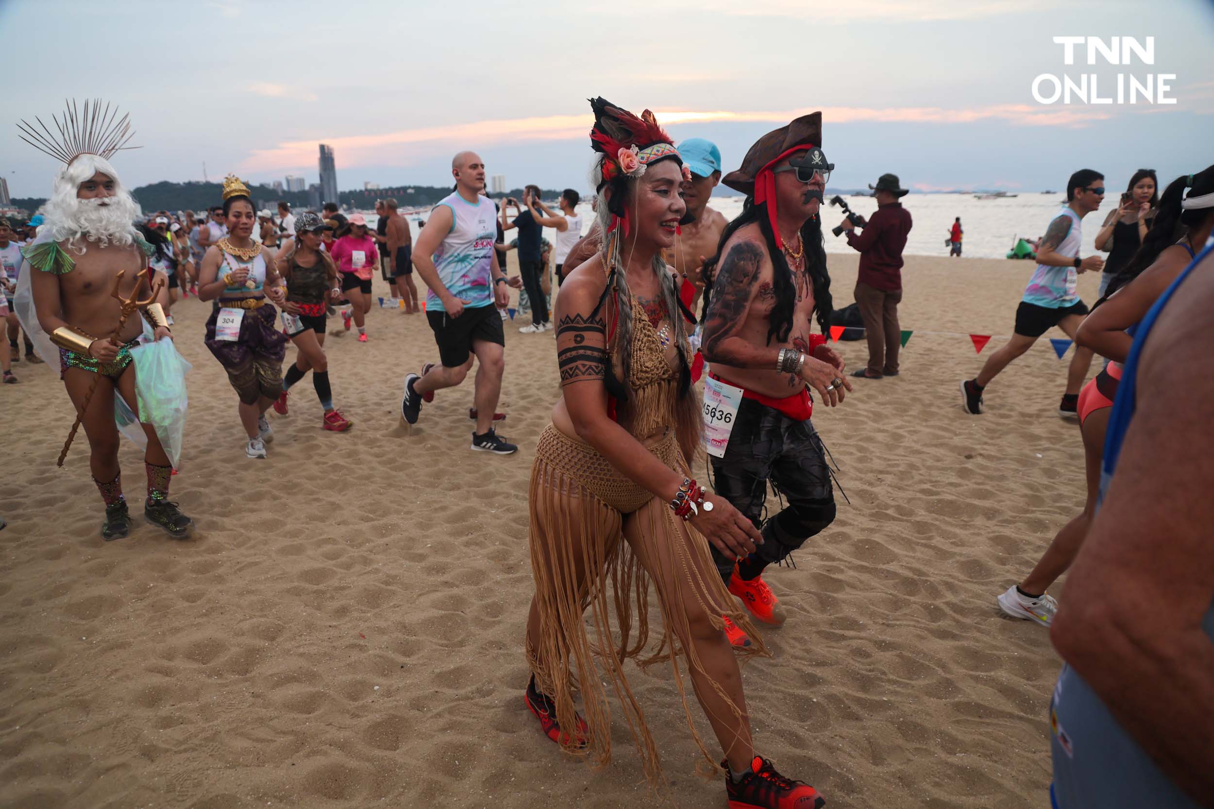 ใส่บิกินีอวดหุ่นสวย นักวิ่งกว่า 4,000 คน ร่วมวิ่งริมหาดพัทยา