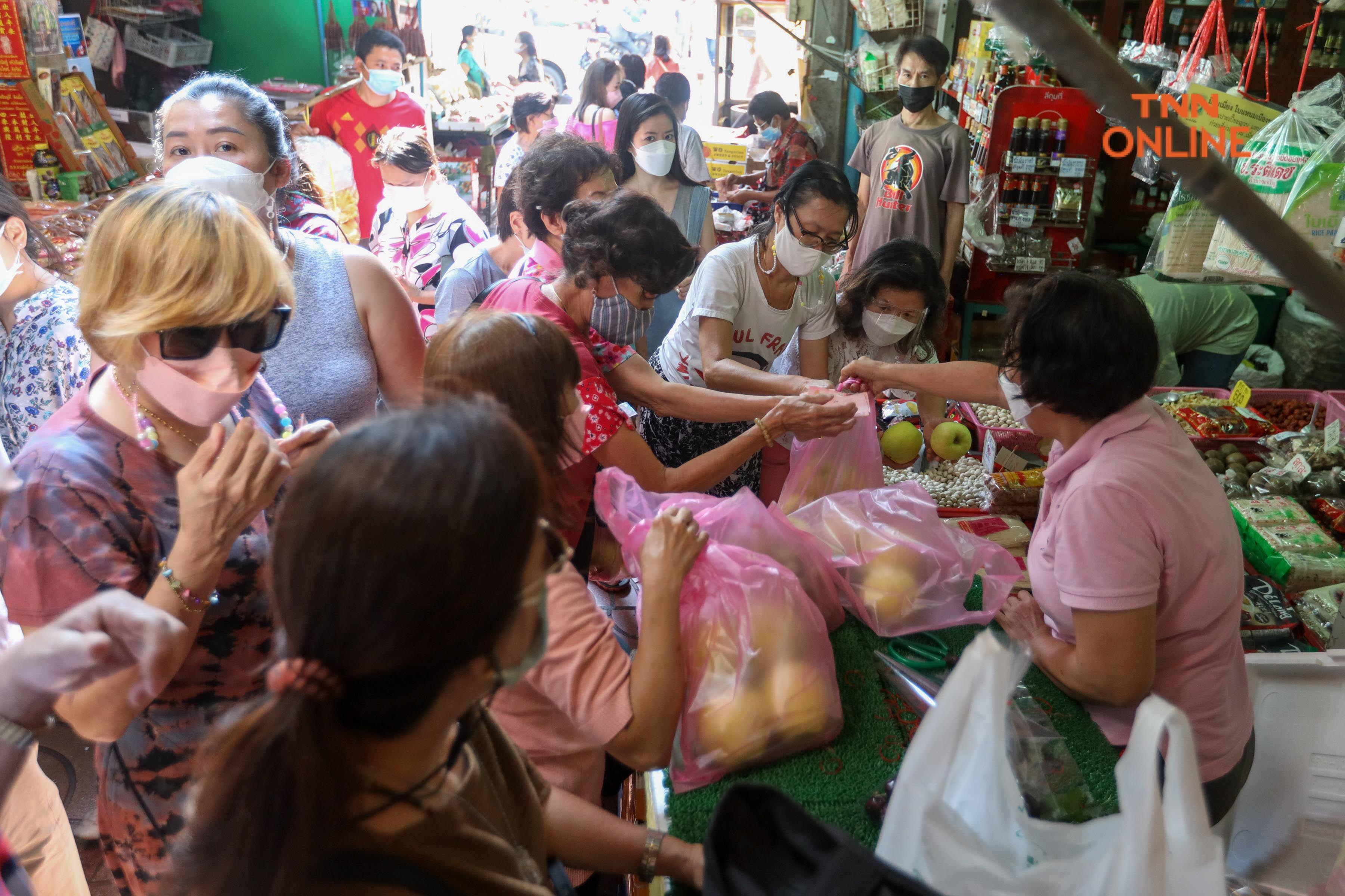 ประมวลภาพ วันจ่ายคึกคัก ประชาชนแห่ซื้อของไหว้เนื่องในเทศกาลตรุษจีน 