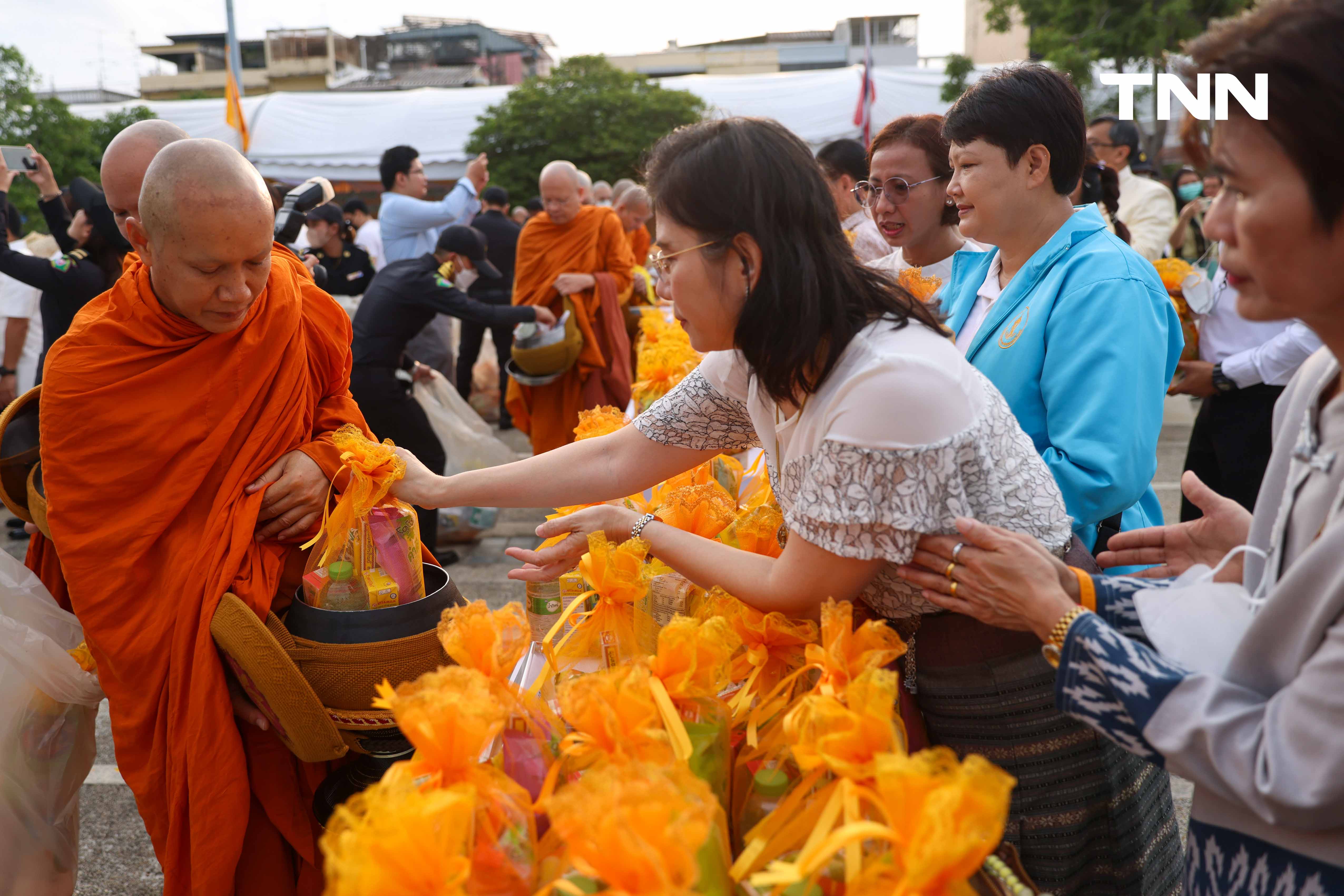 ตักบาตรวันมาฆบูชา รับบุญเช้าสืบสานประเพณีทางศาสนา