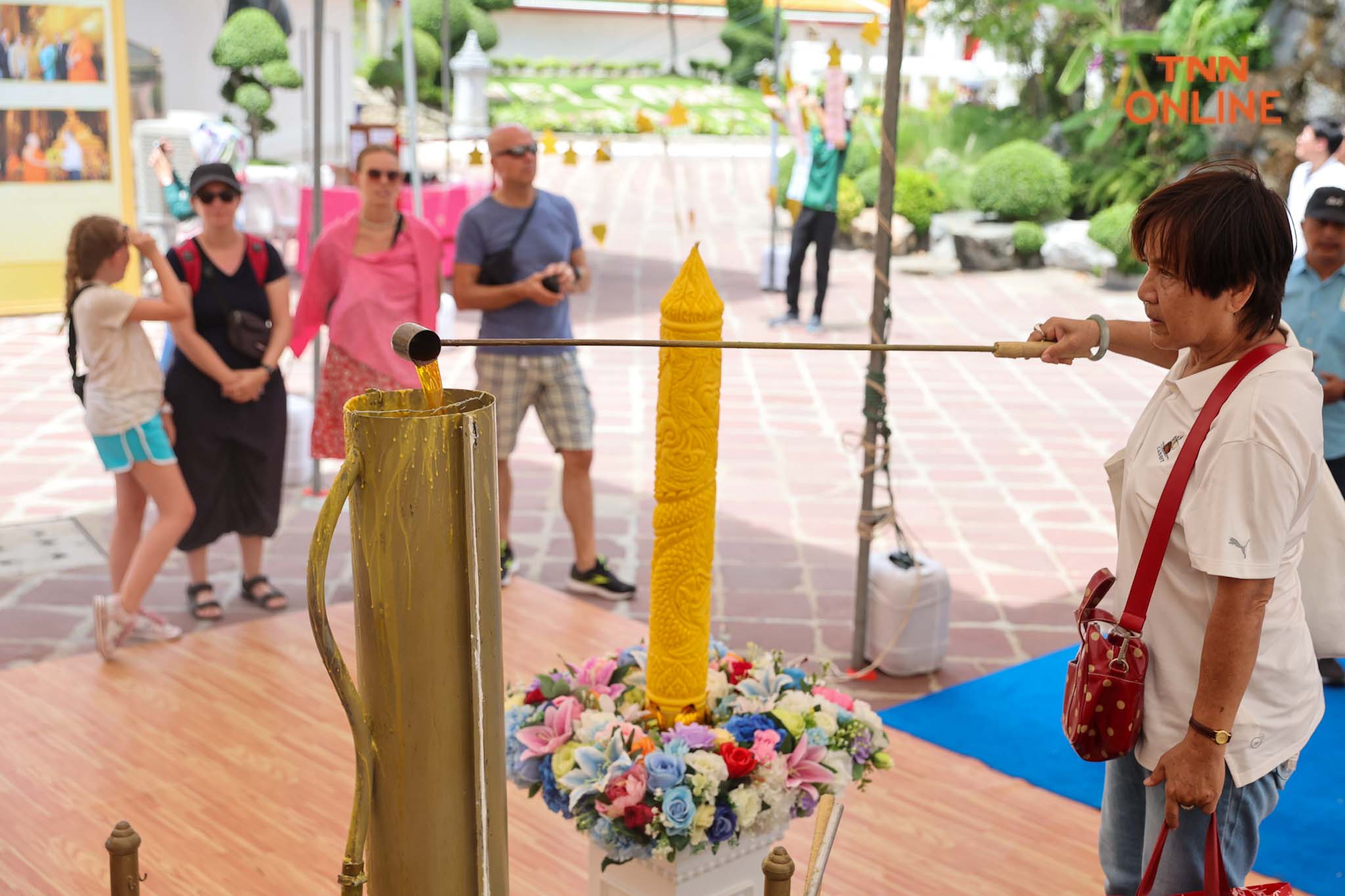 สืบสานประเพณีไทย นทท.ร่วมหล่อเทียนในเทศกาลเข้าพรรษา