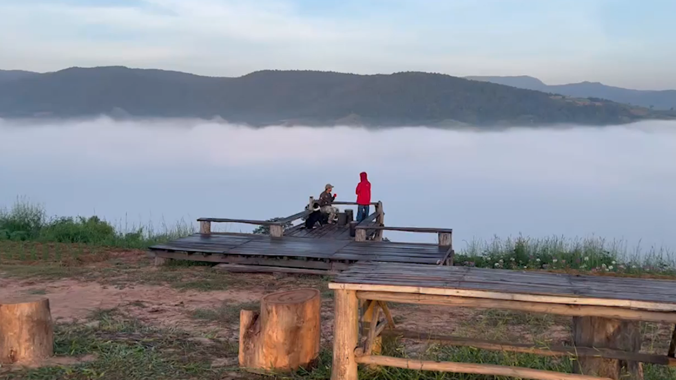 ‘ภูทอก’ ลานกางเต็นท์ใหม่บ้านนาแห้ว ชมทะเลหมอกขาวโพลน-วิวเขาเมืองลาว