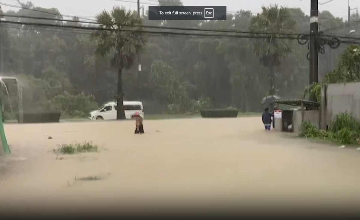 ภูเก็ตน้ำท่วมหลายจุด หลังฝนตกหนักบางจุดรถไม่สามารถสัญจรได้ 