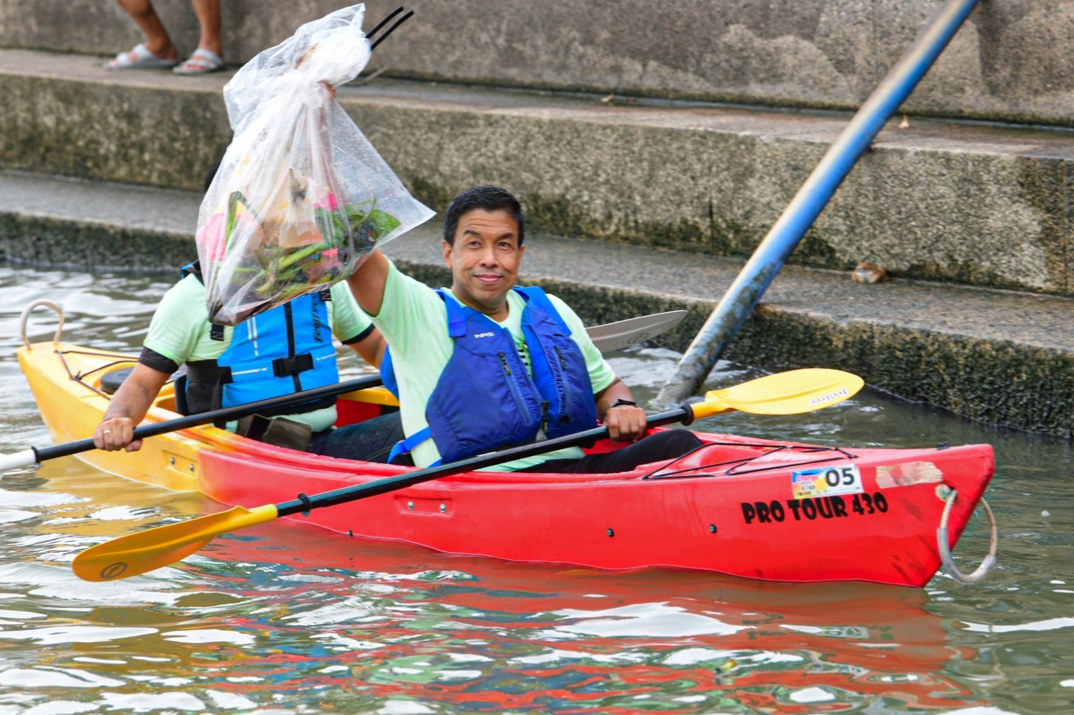 ชัชชาติ ปลูกต้นไม้ พายเรือเก็บขยะวันสิ่งแวดล้อมโลก 2565