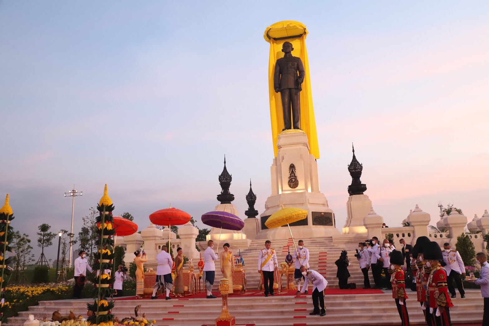 ในหลวง-พระราชินี เสด็จฯทรงเปิดพระบรมราชานุสาวรีย์ รัชกาลที่ 9