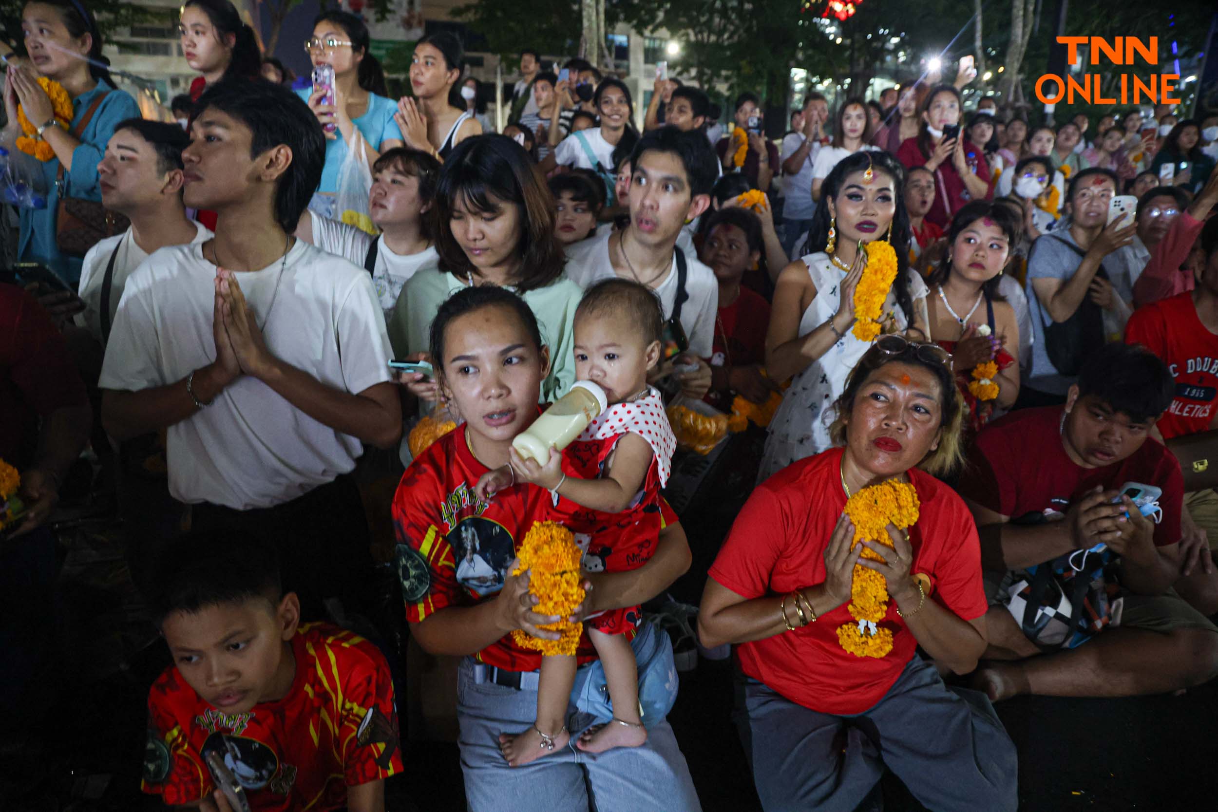 คึกคัก ! ตลอดถนนสีลม ปชช.ร่วมรับขบวนแห่ในงาน นวราตรี