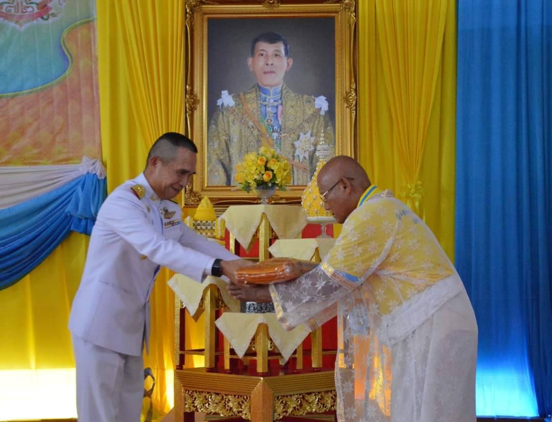 ในหลวง ร.10 พระราชทานผ้าไตร 169 รูป อุปสมบทเฉลิมพระเกียรติ วัดบางคลาน