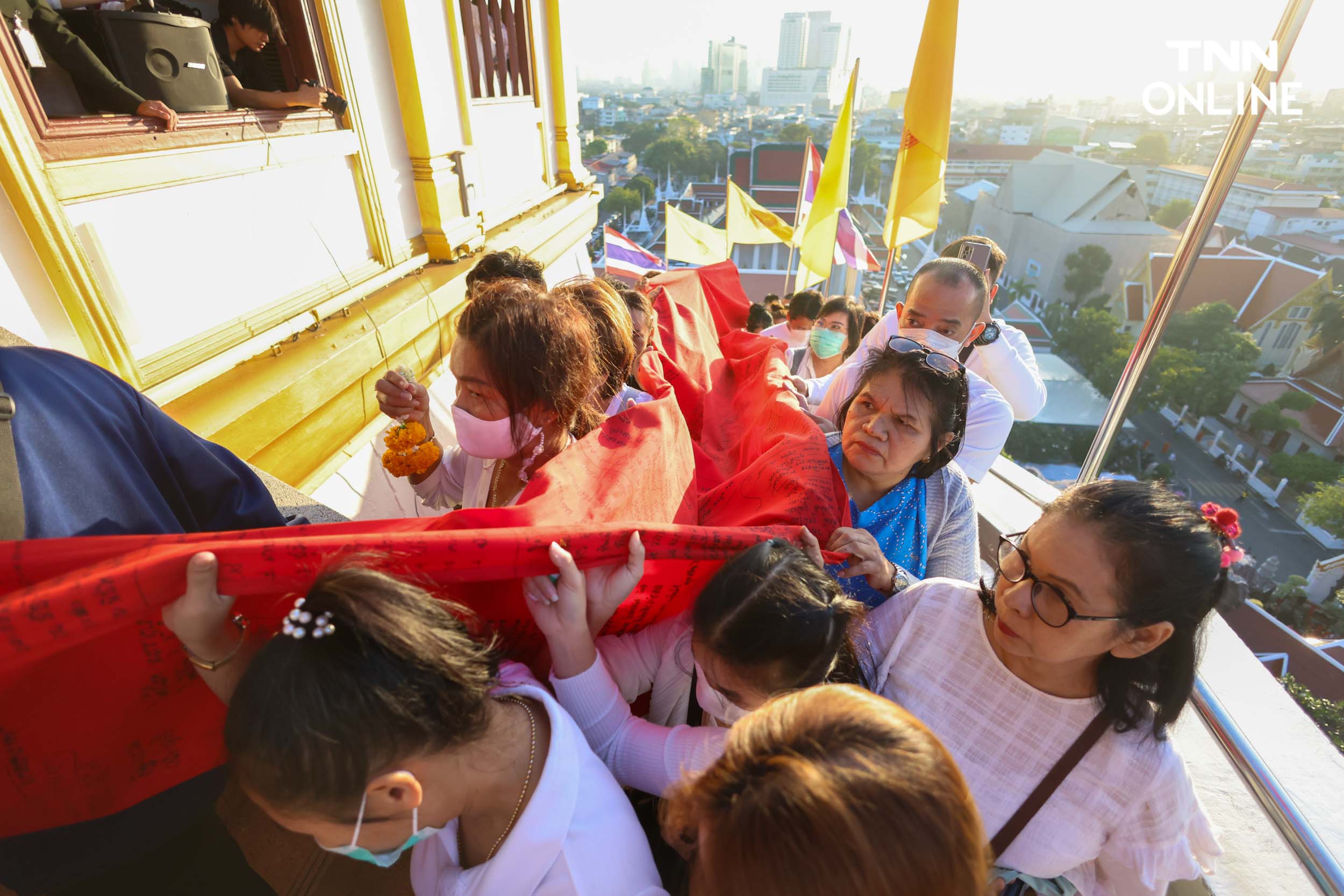 ห่มผ้าแดงภูเขาทอง ประชาชนร่วมพิธีบุญคึกคัก