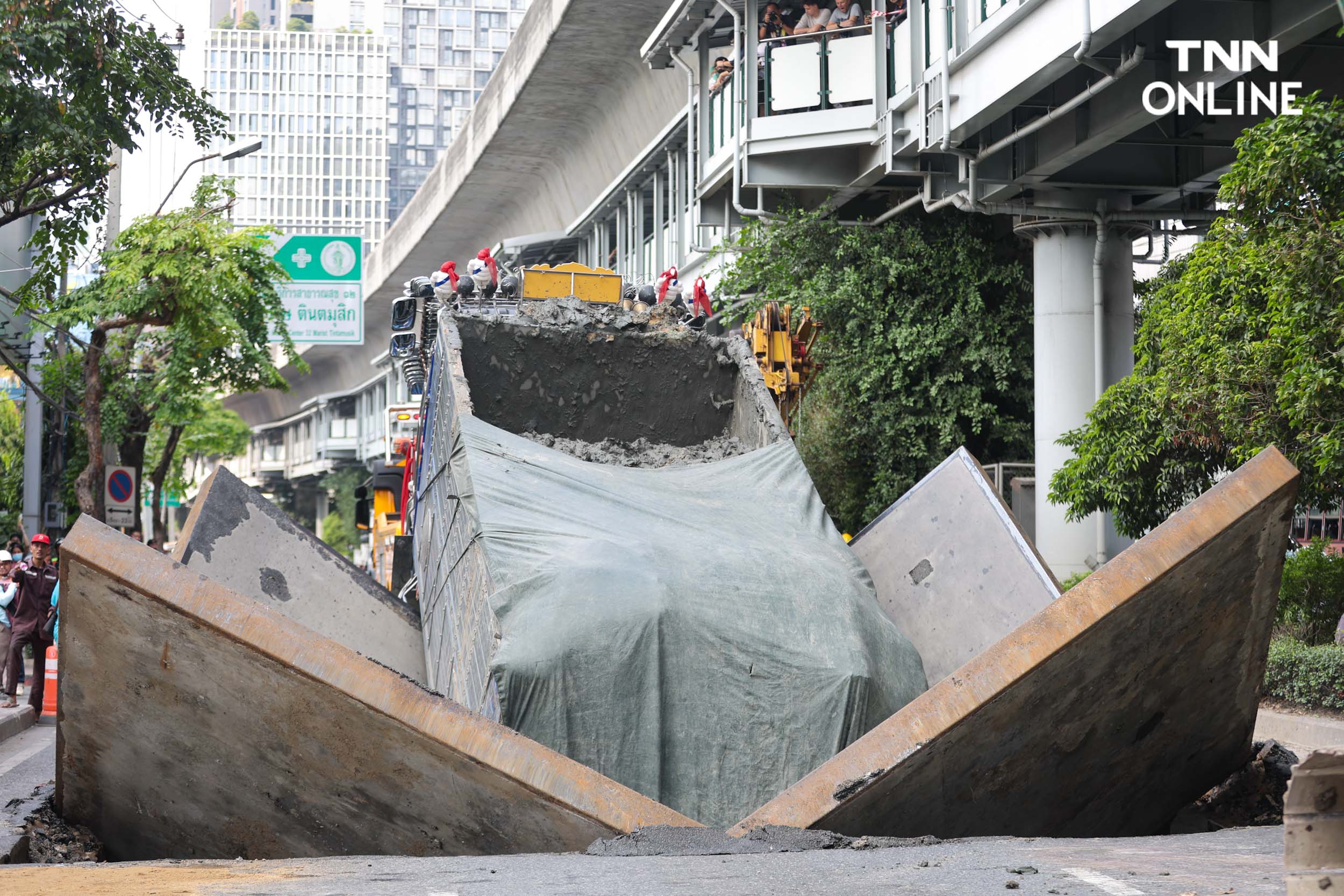 ถนนสุขุมวิททรุดตัว เจ้าหน้าที่เร่งยกรถบรรทุกออกจากหลุม 