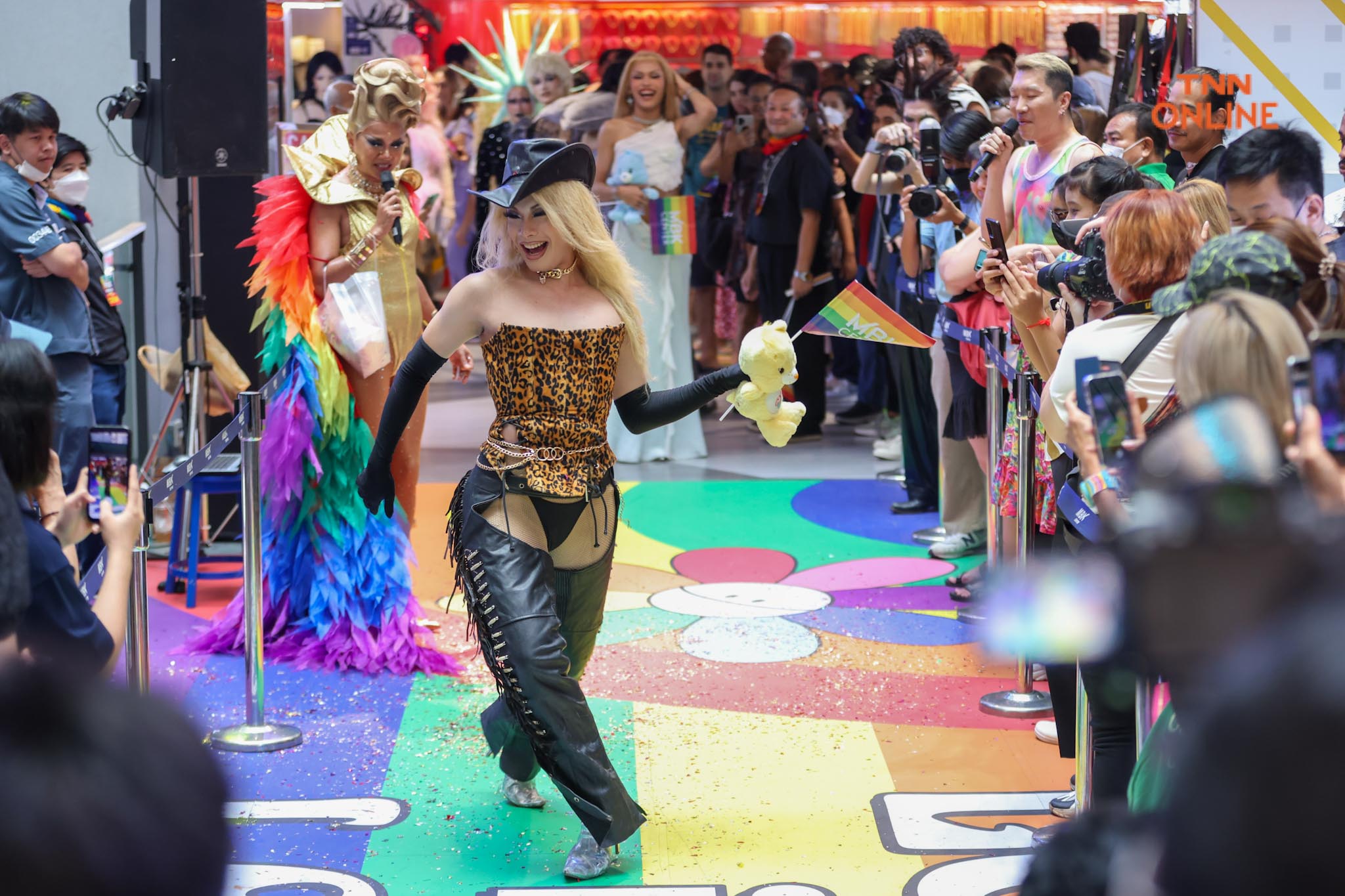 ครั้งแรกกับ DRAG PRIDE  แฟชั่นโชว์บน Runway ยาวกว่า 700 เมตร