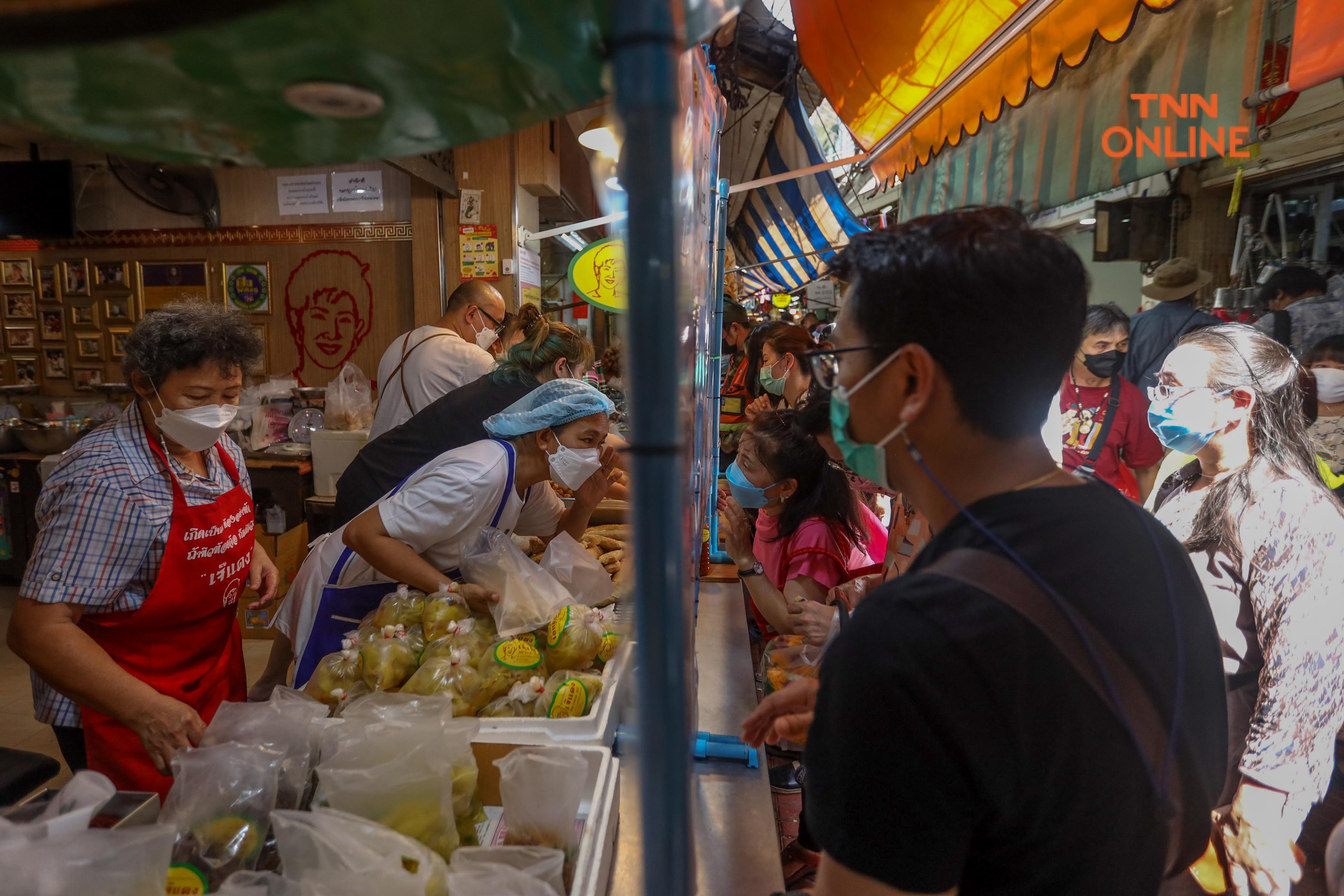 ประมวลภาพ วันจ่ายคึกคัก ประชาชนแห่ซื้อของไหว้เนื่องในเทศกาลตรุษจีน 