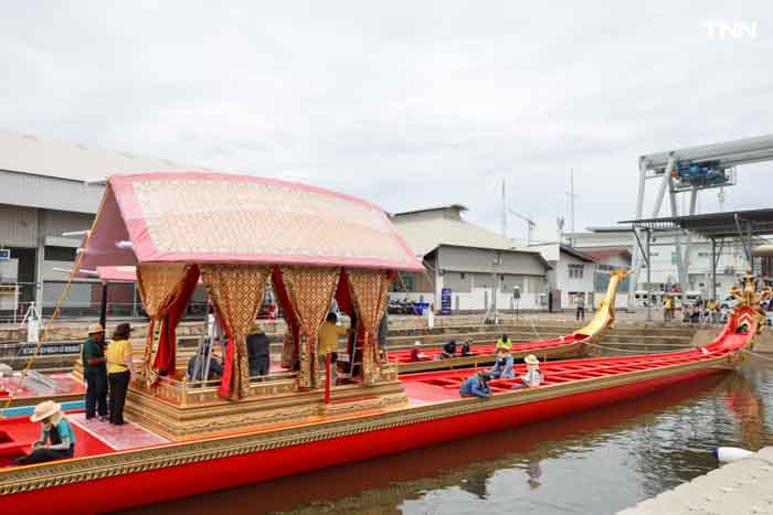 สำนักช่างสิบหมู่ ติดผ้าม่าน ผ้าหน้าจั่ว พร้อมซ่อมปิดทองกราบเรือพระที่นั่ง