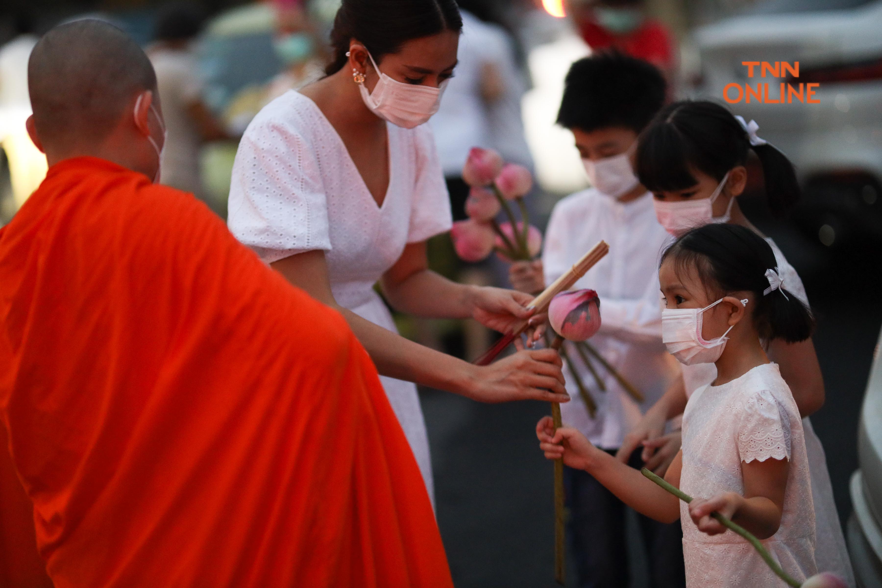 ประมวลภาพ ชาวพุทธพาครอบครัวร่วมตักบาตรวันมาฆบูชา