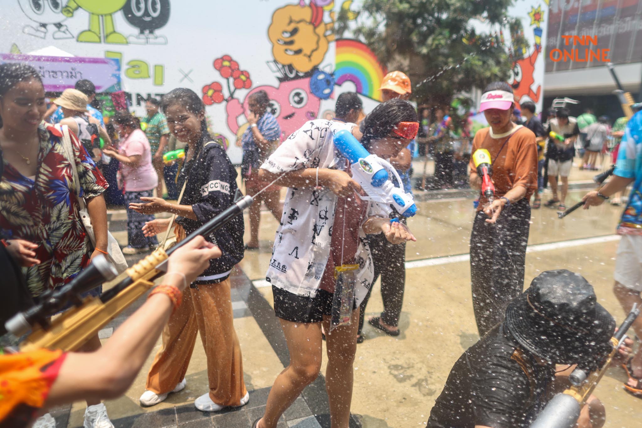 สงกรานต์สยามชุ่มฉ่ำ นทท.สุดเหวี่ยงสาดน้ำรับปีใหม่ไทย