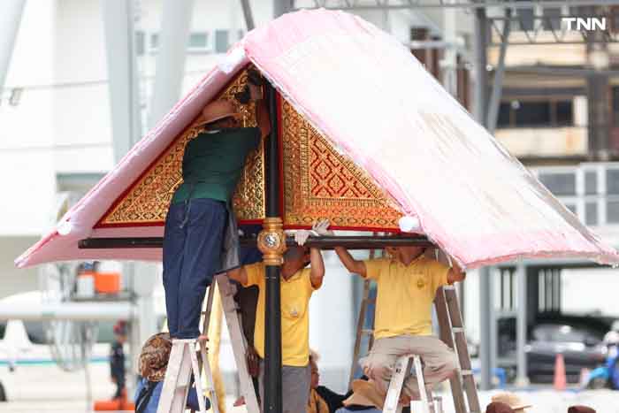 สำนักช่างสิบหมู่ ติดผ้าม่าน ผ้าหน้าจั่ว พร้อมซ่อมปิดทองกราบเรือพระที่นั่ง