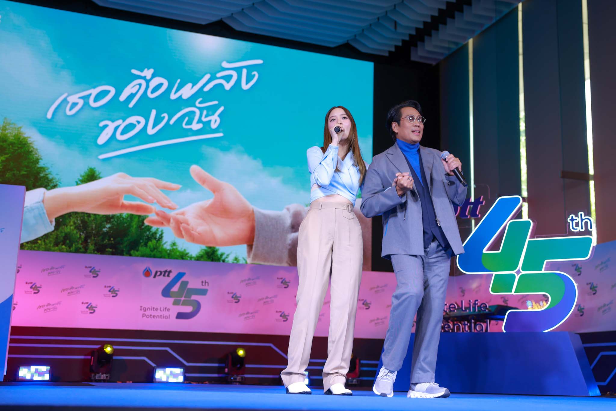 ครั้งแรก!! โคจรมาพบกัน “เบิร์ด-ธงไชย” และ “อิ้งค์-วรันธร” ในเพลง “เธอคือพลังของฉัน” ในโอกาสพิเศษครบรอบ45 ปี ปตท.