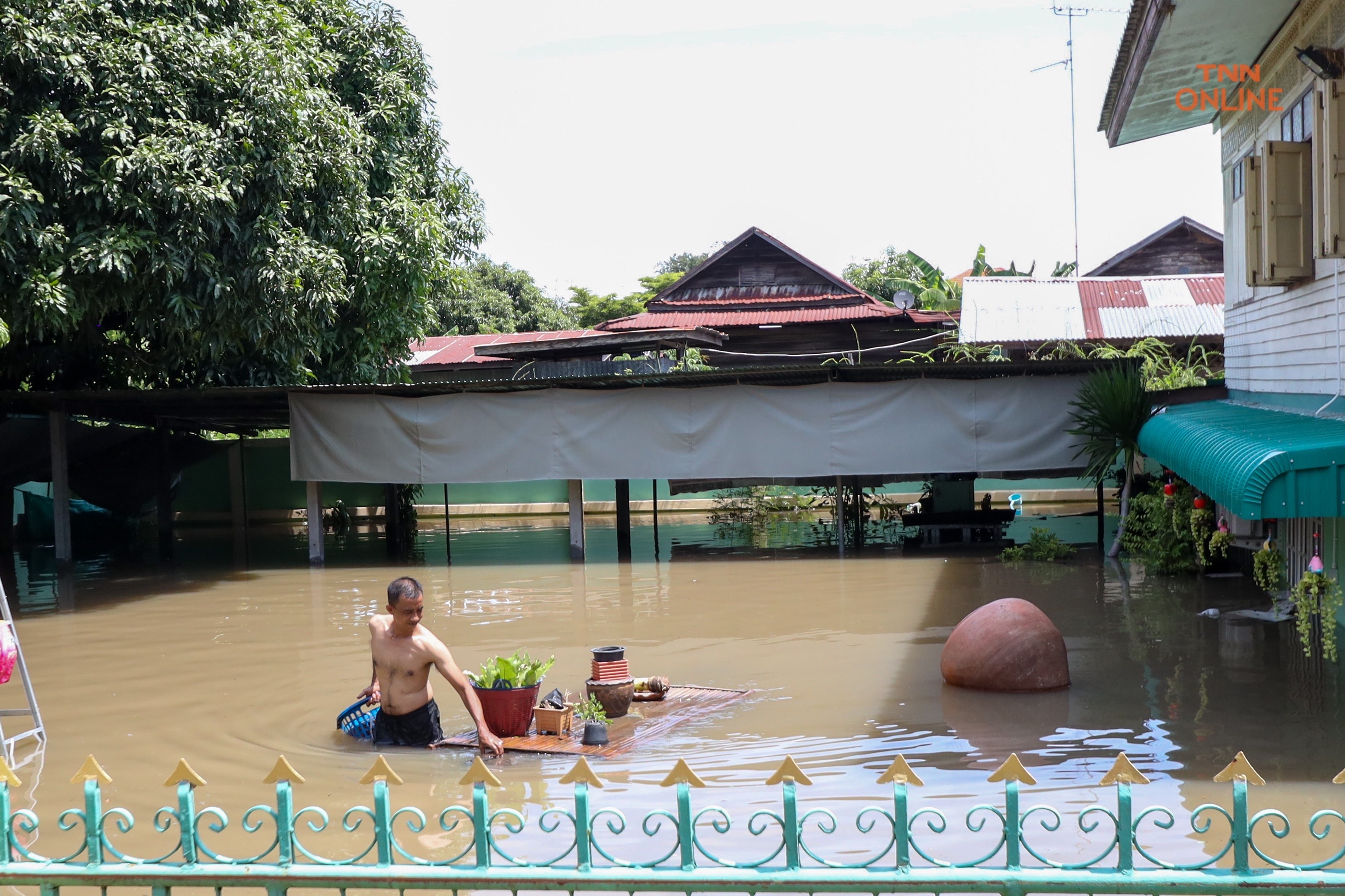 บ้านหมี่ลพบุรีน้ำท่วมสูงประชาชนใช้เรือสัญจรเข้าออกหมู่บ้าน