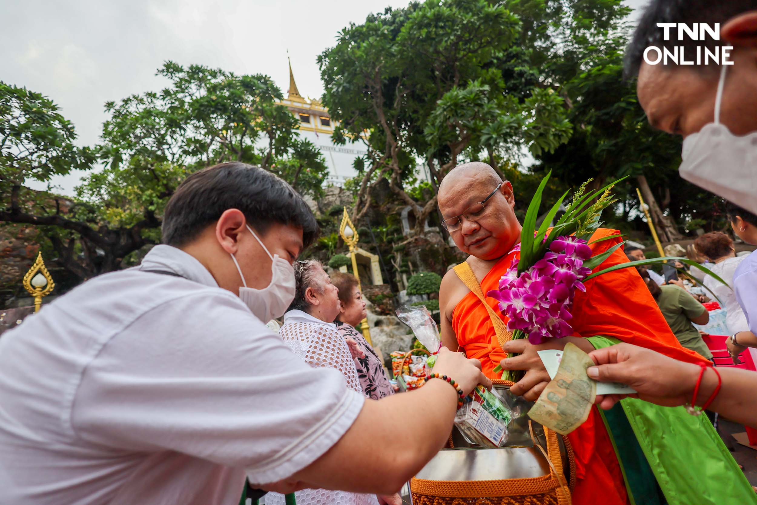 ชาวพุทธแน่นภูเขาทอง ร่วมตักบาตรเทโวเนื่องในวันออกพรรษา