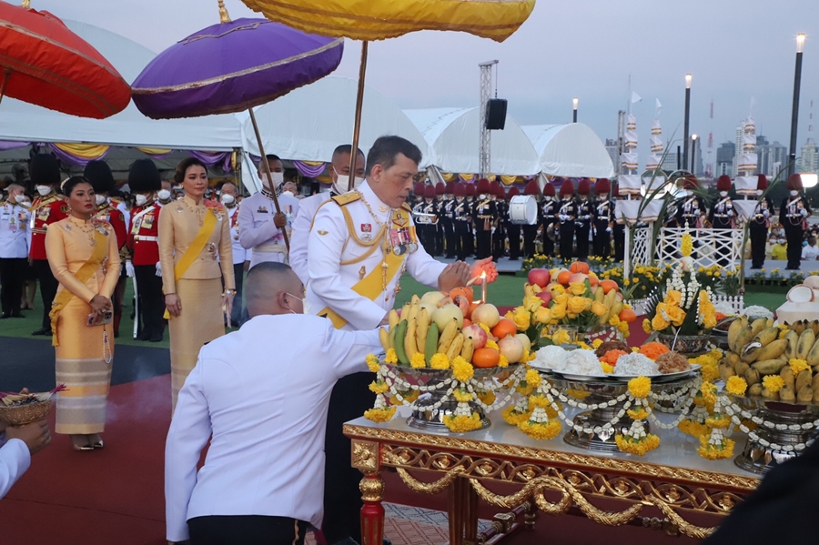 ในหลวง-พระราชินี เสด็จฯทรงเปิดพระบรมราชานุสาวรีย์ รัชกาลที่ 9