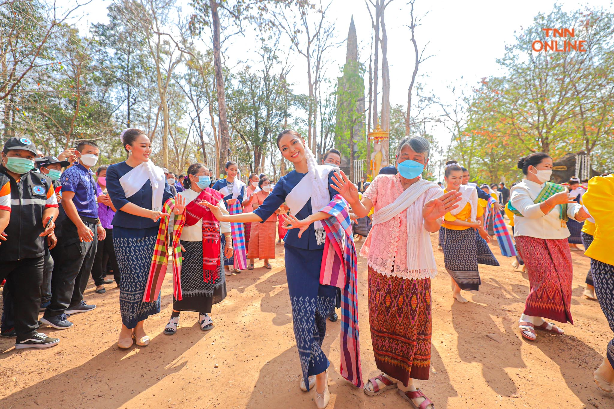 ประมวลภาพ เก็บตัววันที่ 3 นางสาวไทย ขึ้นภูพนมดี สักการะเจดีย์หินพันล้านก้อน ชมสาธิตการทอผ้าของชาวอำนาจเจริญ