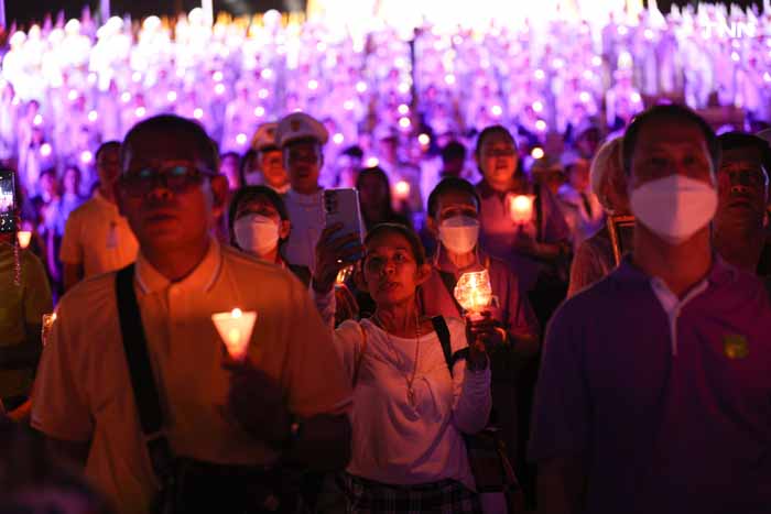 นายกฯ นำจุดเทียนถวายพระพรชัยมงคล เนื่องในโอกาสวันเฉลิมพระชนมพรรษาสมเด็จพระนางเจ้าฯ พระบรมราชินี 