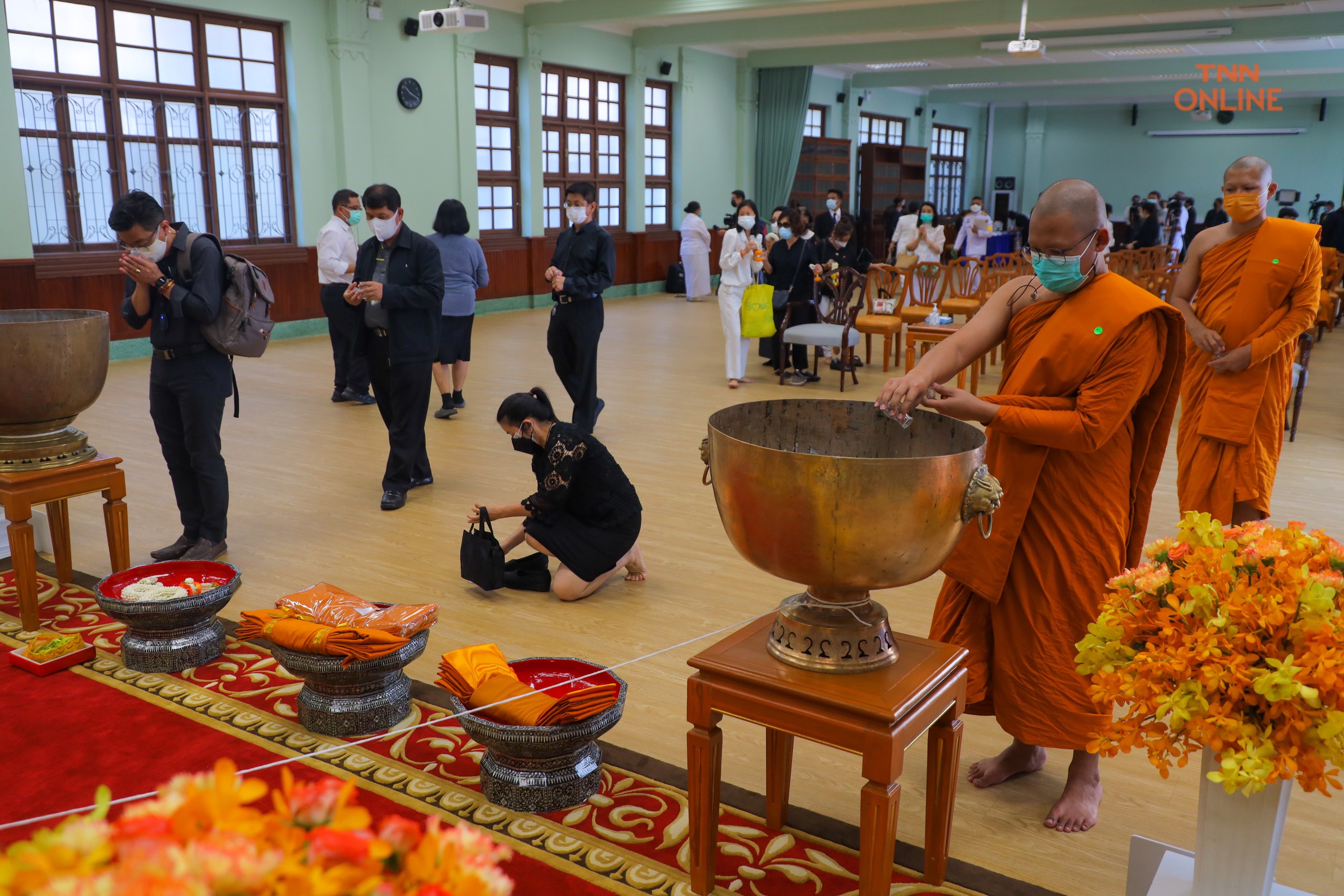 ประมวลภาพ ศิษยานุศิษย์หลั่งไหลสรงน้ำสรีระ “สมเด็จพระวัณรัต” 