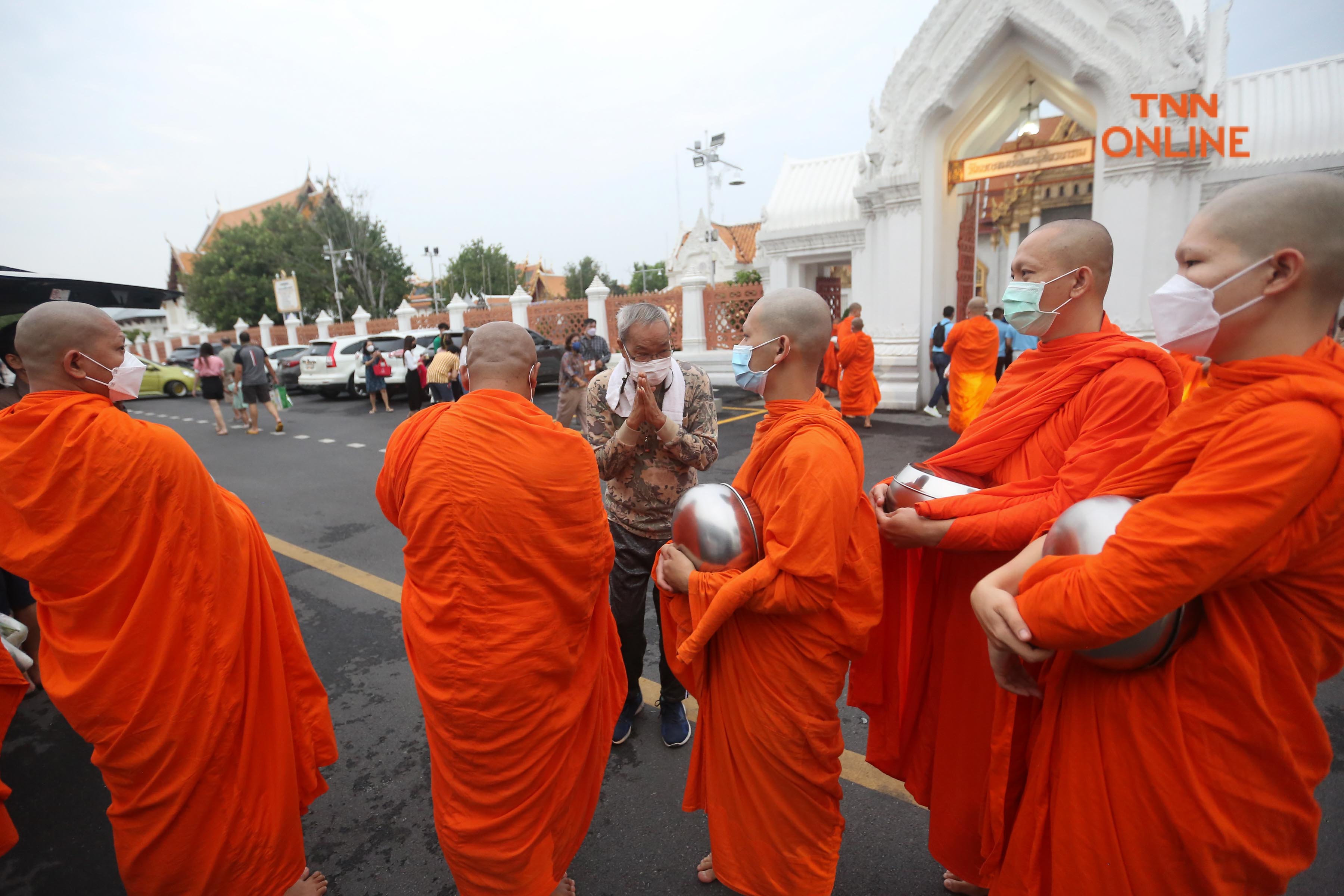 ประมวลภาพ ชาวพุทธพาครอบครัวร่วมตักบาตรวันมาฆบูชา