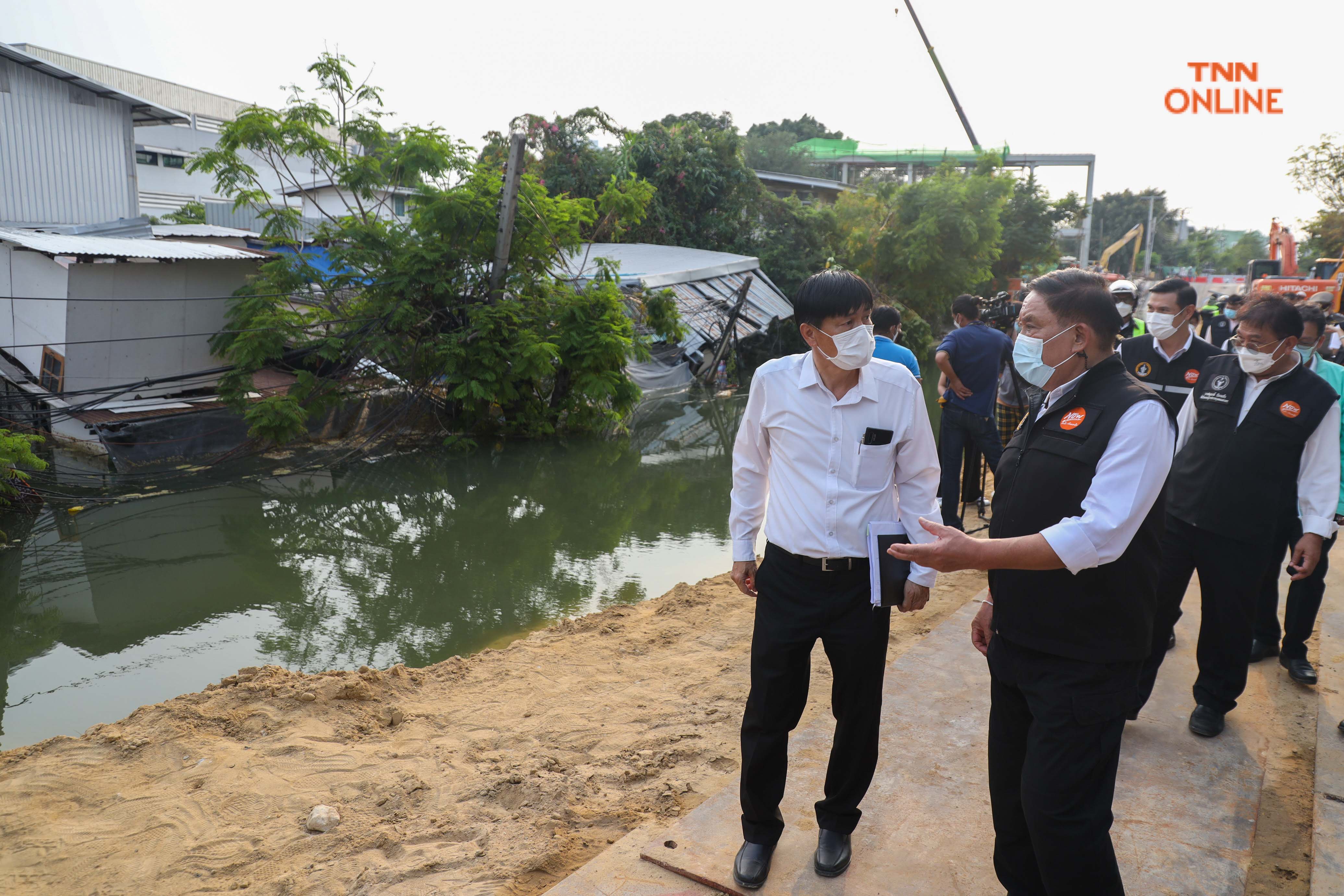 ประมวลภาพ ผู้ว่า กทม.ติดตามความคืบหน้าเหตุสะพานข้ามคลองเคล็ดทรุดตัวพร้อมเยียวยาผู้ได้รับผลกระทบ