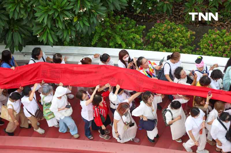 ขบวนยิ่งใหญ่ตระการตา อัญเชิญผ้าแดงห่มองค์พระบรมบรรพต(ภูเขาทอง)