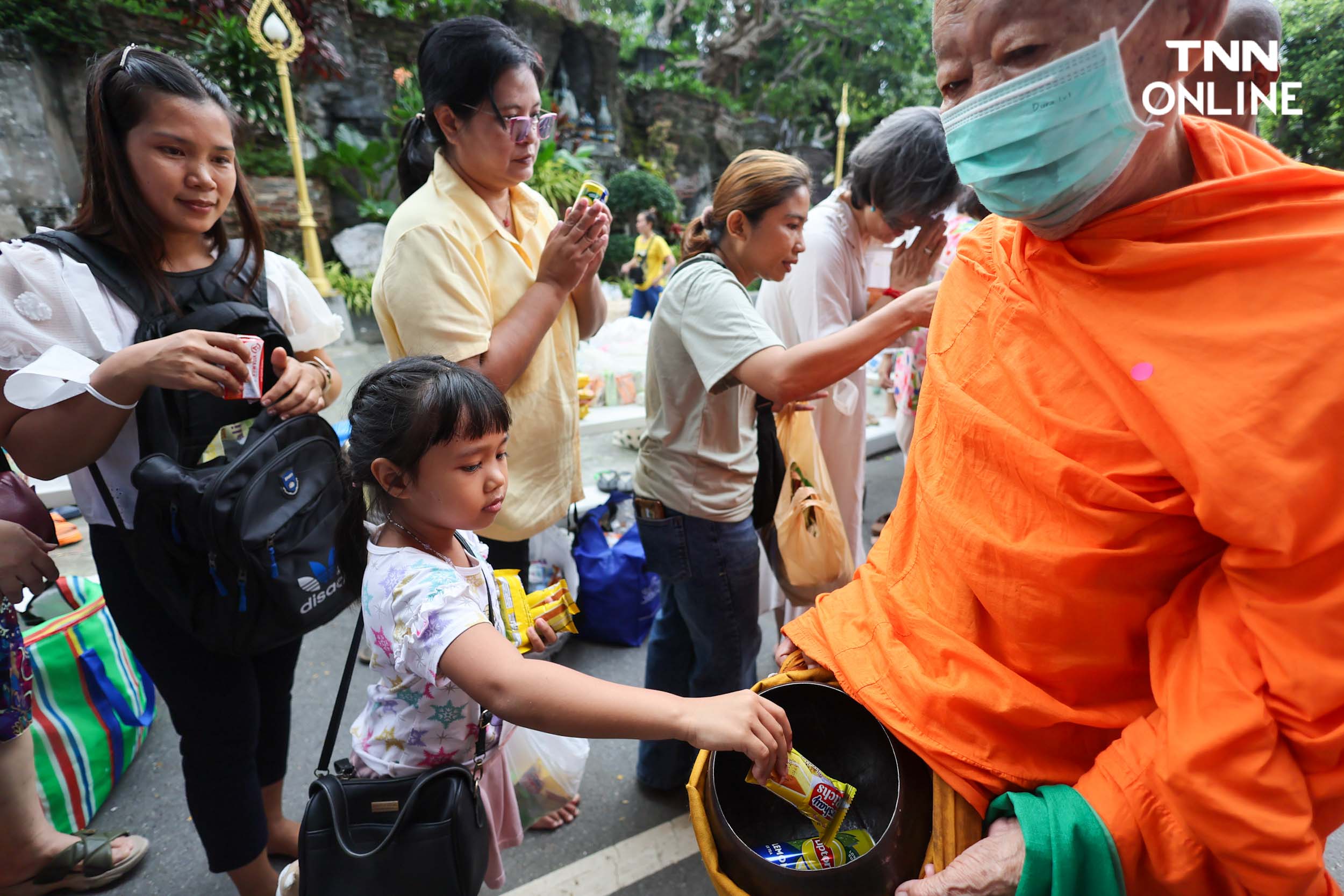 ชาวพุทธแน่นภูเขาทอง ร่วมตักบาตรเทโวเนื่องในวันออกพรรษา