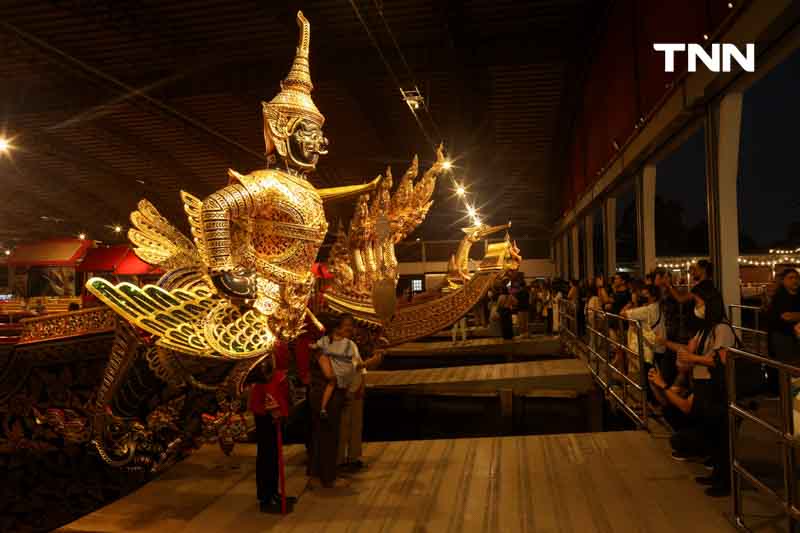 งดงาม วิจิตรตระการตา ชมเรือพระราชพิธียามค่ำคืน