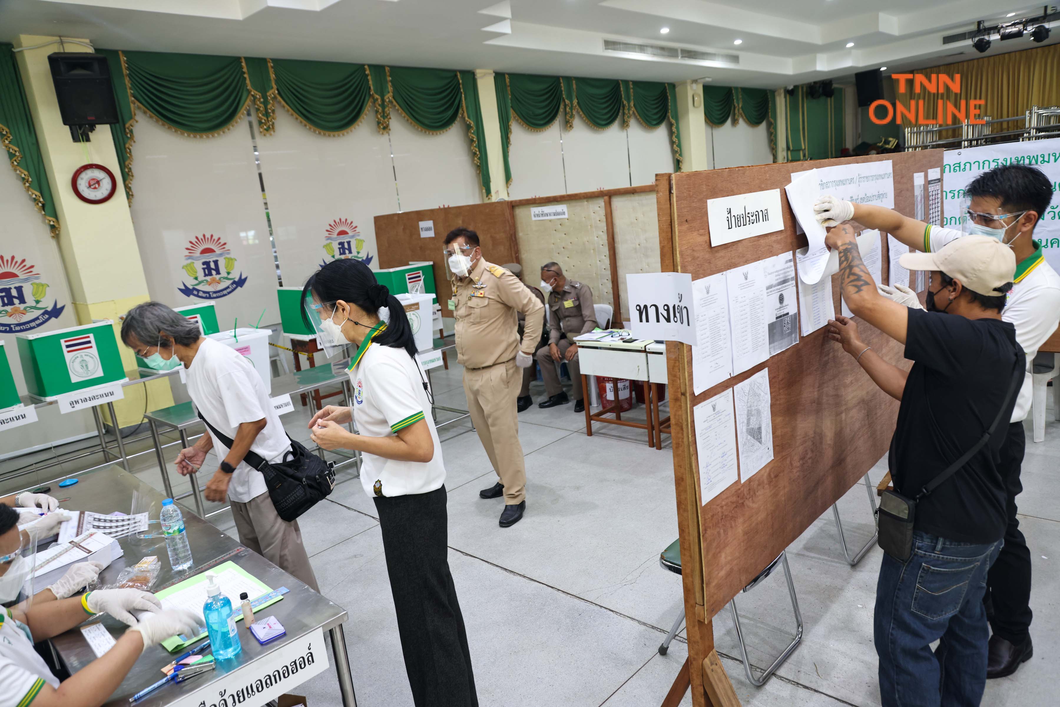 ประมวลภาพ เลือกตั้งคึกคัก ประชาชนใช้สิทธิเลือกผู้ว่า กทม. ตั้งแต่เช้า