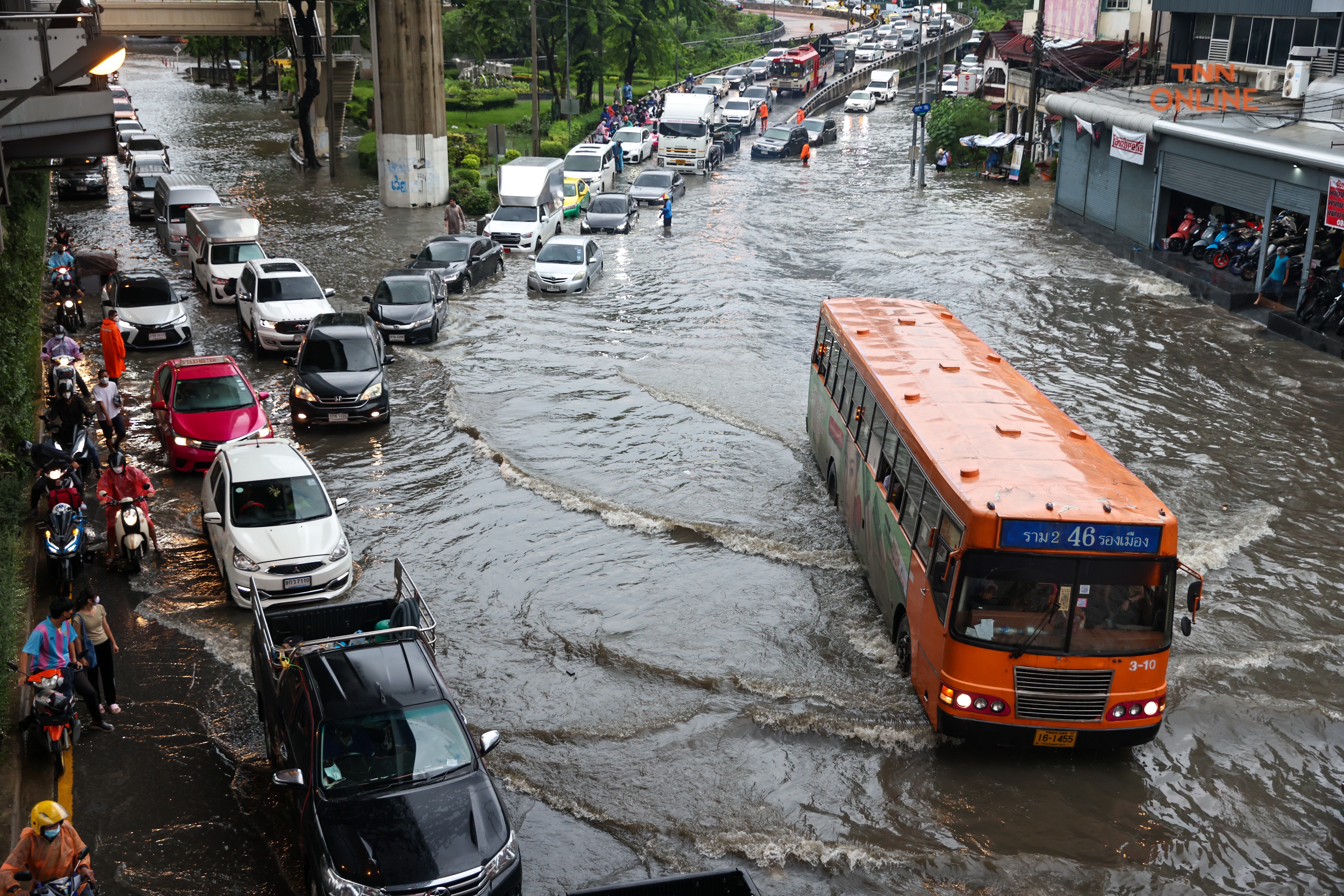 บางนาท่วมหนักหลังฝนถล่มนานต่อเนื่องหลาย ชม.