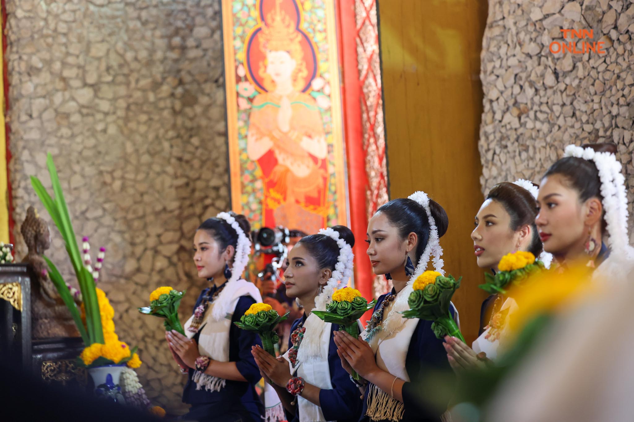 ประมวลภาพ เก็บตัววันที่ 3 นางสาวไทย ขึ้นภูพนมดี สักการะเจดีย์หินพันล้านก้อน ชมสาธิตการทอผ้าของชาวอำนาจเจริญ