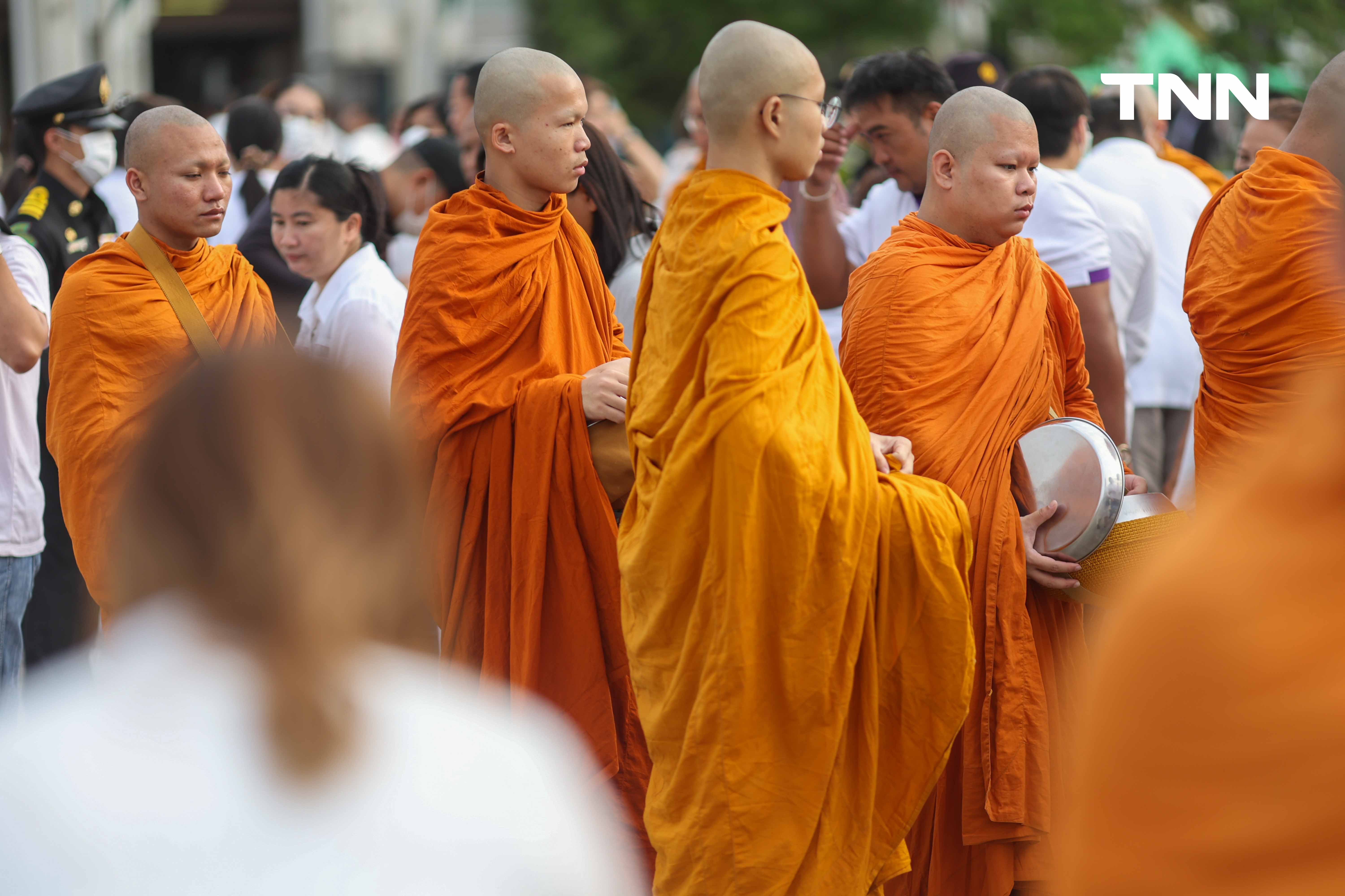 ตักบาตรวันมาฆบูชา รับบุญเช้าสืบสานประเพณีทางศาสนา