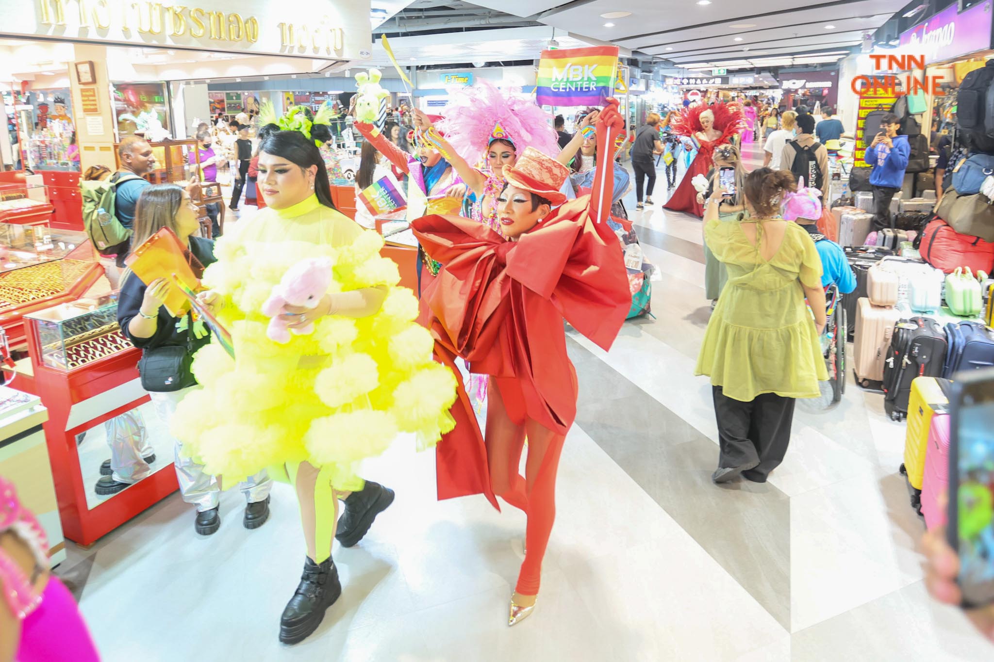 ครั้งแรกกับ DRAG PRIDE  แฟชั่นโชว์บน Runway ยาวกว่า 700 เมตร