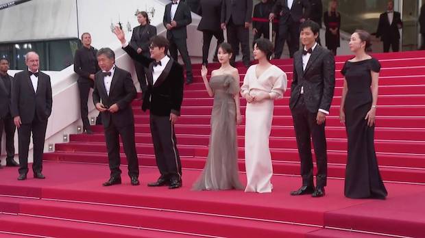 ไม่ได้ตั้งใจ?!! สาวฝรั่งเศสเบียดชน ‘ไอยู’ บนพรมแดงเมืองคานส์ ไม่ได้ตั้งใจ?!! สาวฝรั่งเศสเบียดชน ‘ไอยู’ บนพรมแดงเมืองคานส์