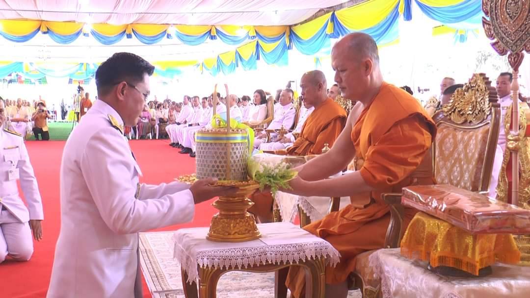 ในหลวง ร.10 พระราชทานผ้าไตร 169 รูป อุปสมบทเฉลิมพระเกียรติ วัดบางคลาน