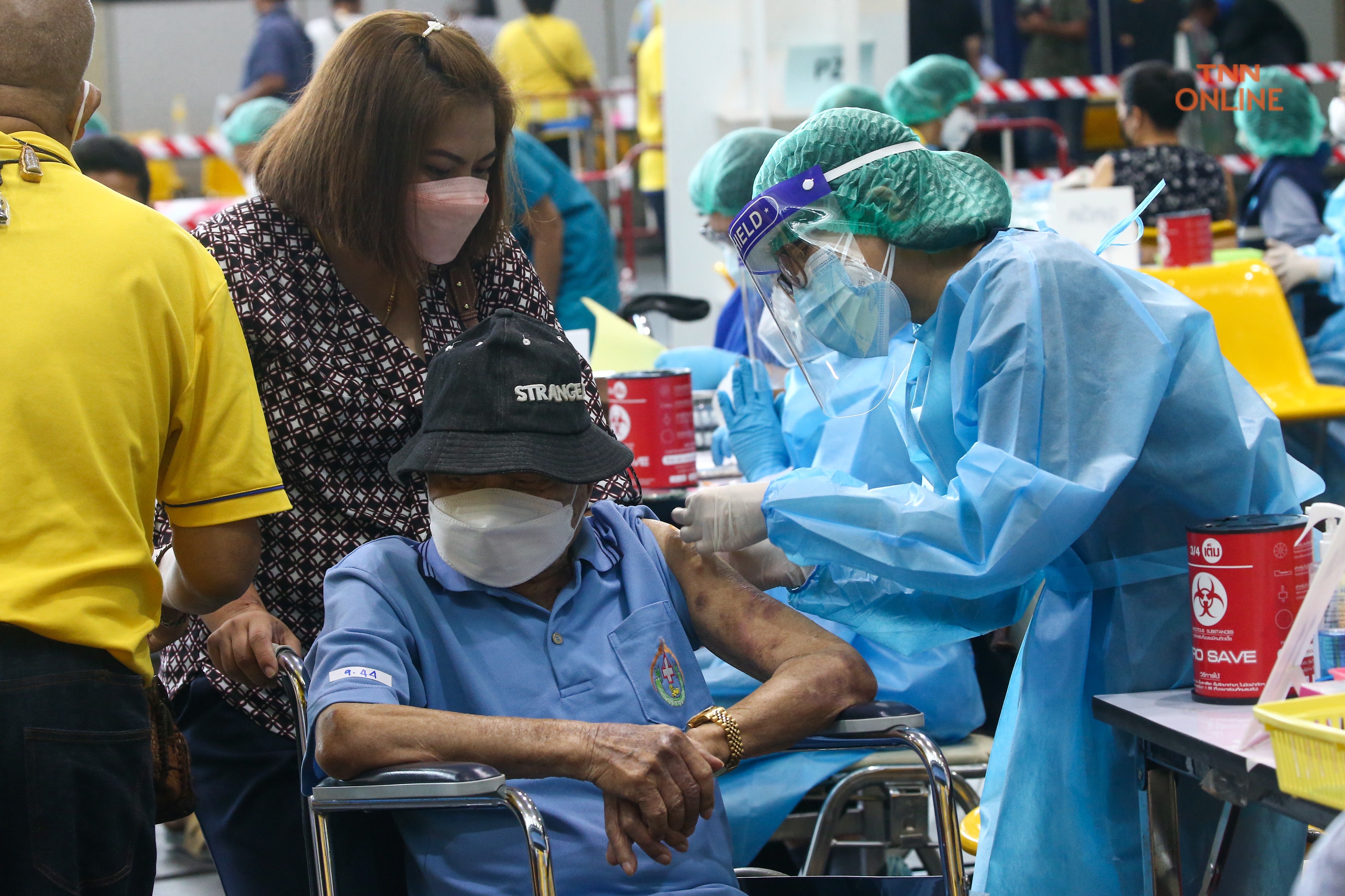 ประมวลภาพ วอล์คอินวันแรกฉีดวัคซีนผู้สูงอายุ ลดการสูญเสียจากโควิด-19