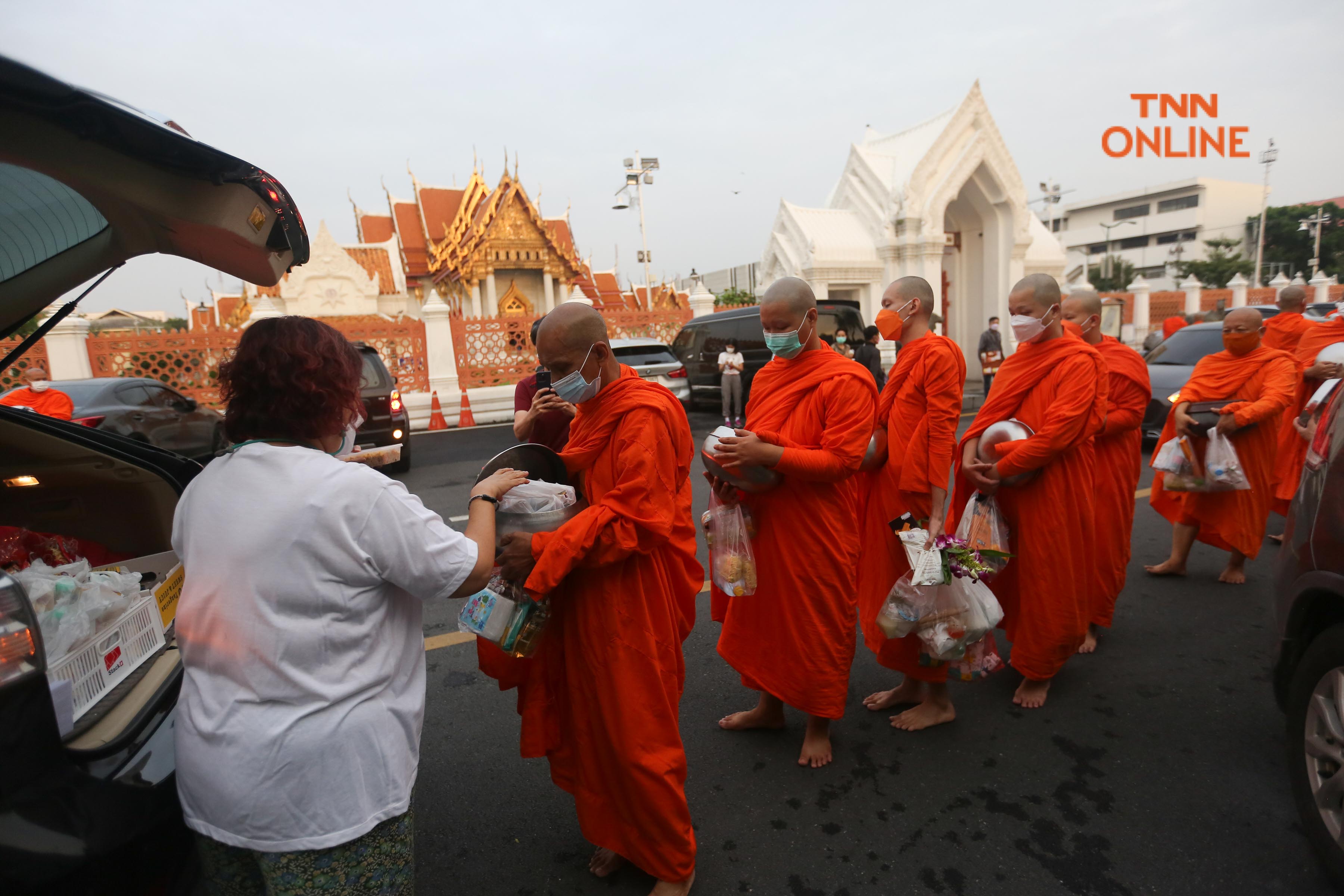 ประมวลภาพ ชาวพุทธพาครอบครัวร่วมตักบาตรวันมาฆบูชา